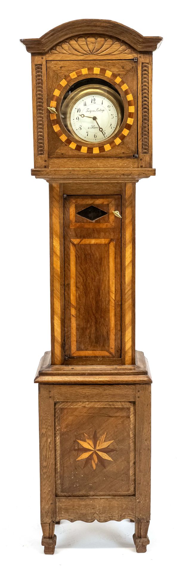Null 橡木祖父钟 19世纪中期，彩色木材镶嵌，雕刻的头部，非匹配的机芯添加，时钟机芯与木质支架，高202厘米，宽45厘米，长22厘米