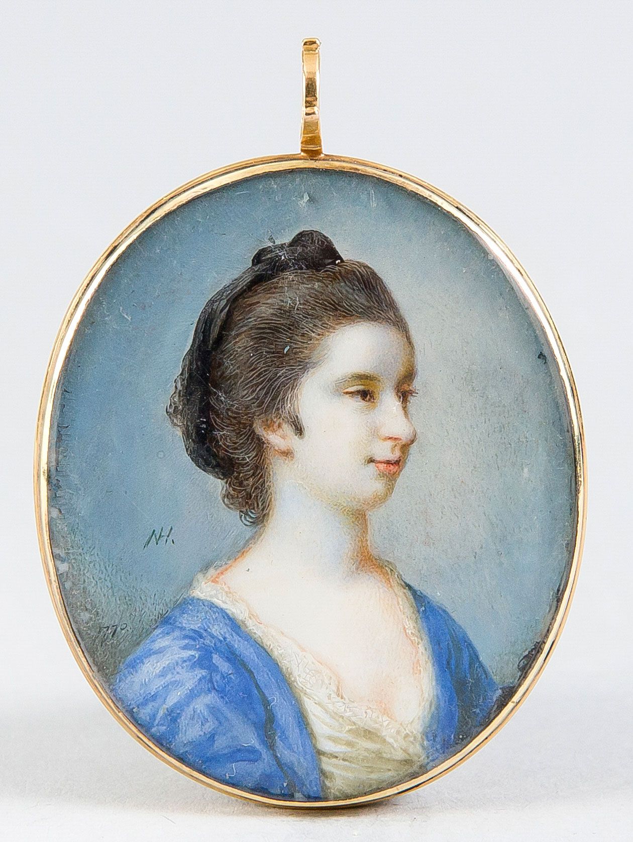 Null Monogramist NH，18世纪的微型画家。右边是一位穿蓝色衣服的年轻女士的胸像。1770年。可能是骨上的蛋彩画，左下角有单字a.日期为NH（连&hellip;