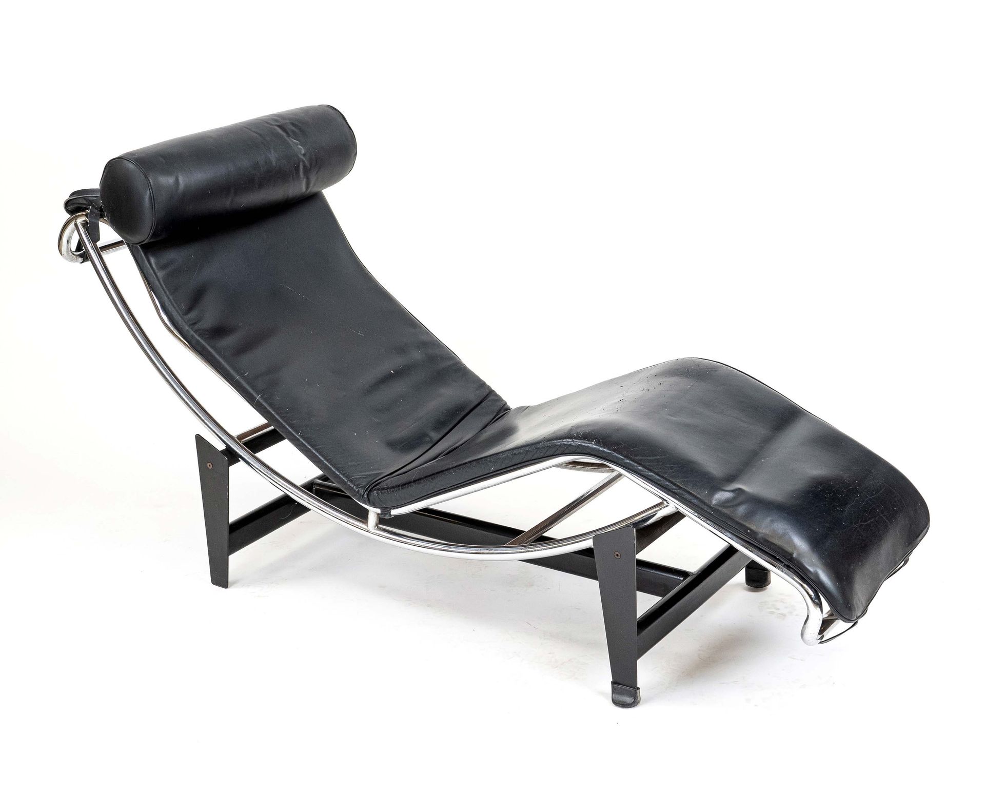 Null LC4/Le Corbusier（通用）设计躺椅，可能是1980年代。铬制框架，皮革支撑和长枕。黑漆底架，有使用过的痕迹，约73 x 160 x 52&hellip;