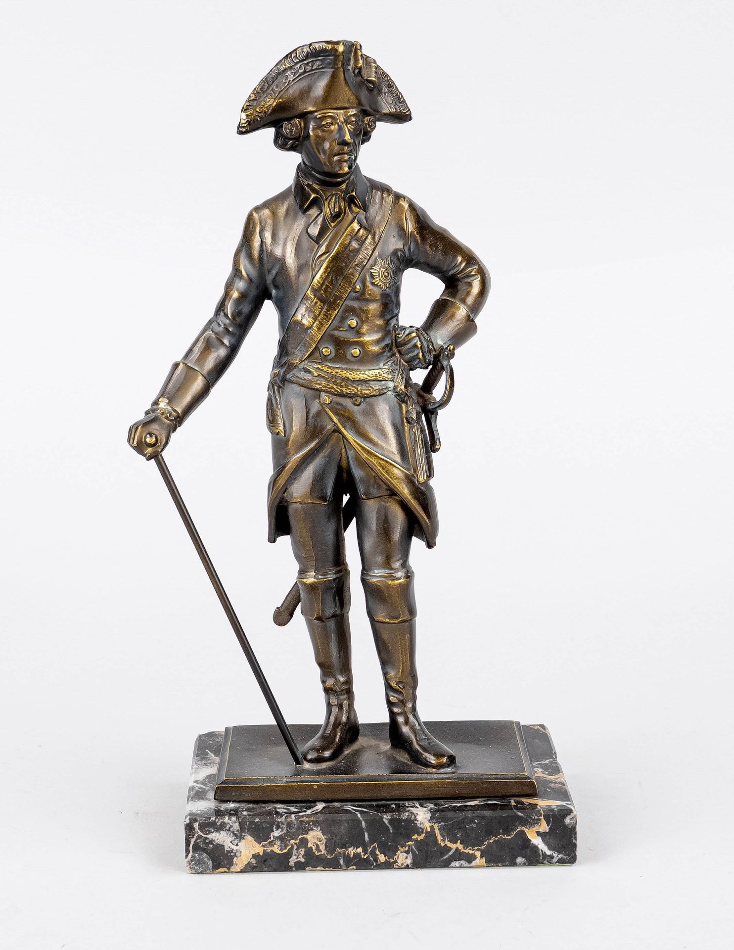 Null 克里斯蒂安-丹尼尔-劳赫（1777-1857）之后，国王腓特烈二世的雕像，手持手杖，作为 "Alter Fritz"，金棕色斑驳的金属铸造，20世纪，&hellip;