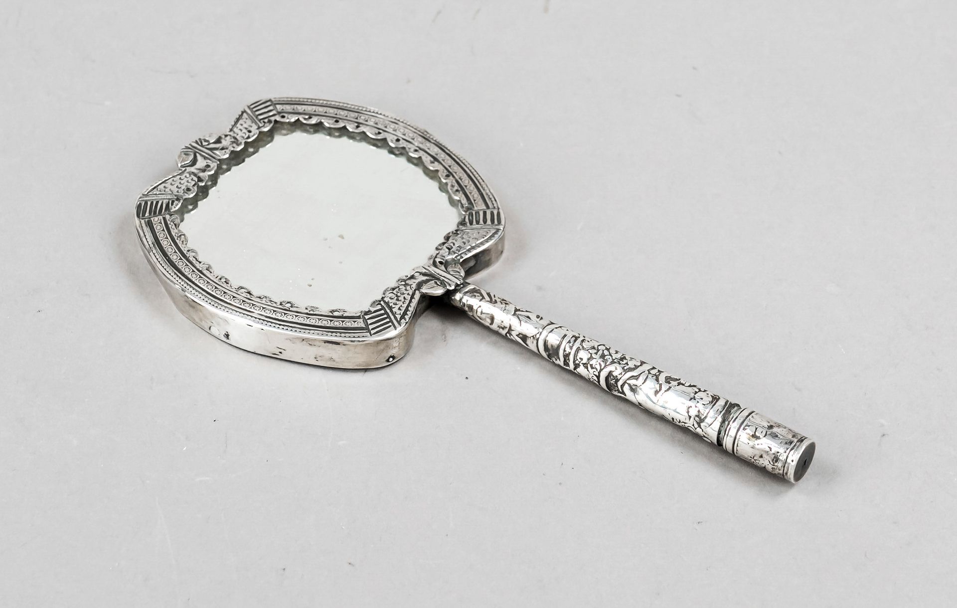 Null 小手镜，可能是东方的，有银质印记，弯曲的形状，有浮雕装饰，长19厘米