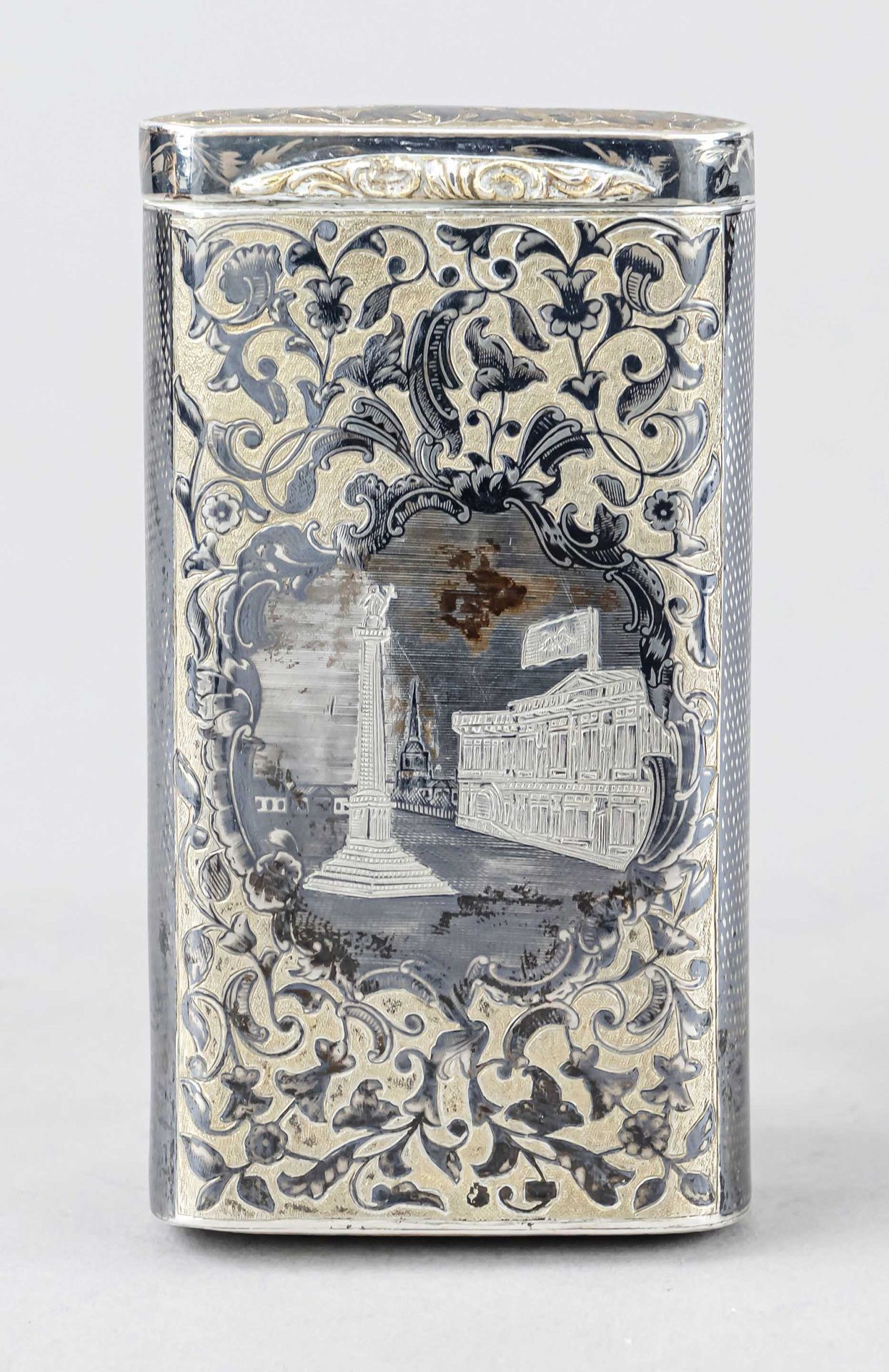 Null 烟盒，带俄罗斯印记，约1900年，错位的印记，莫斯科（？），银84 zolotniki，直的光滑的身体，圆形的边，墙上有丰富的涅罗工作，花卉和装饰图案&hellip;