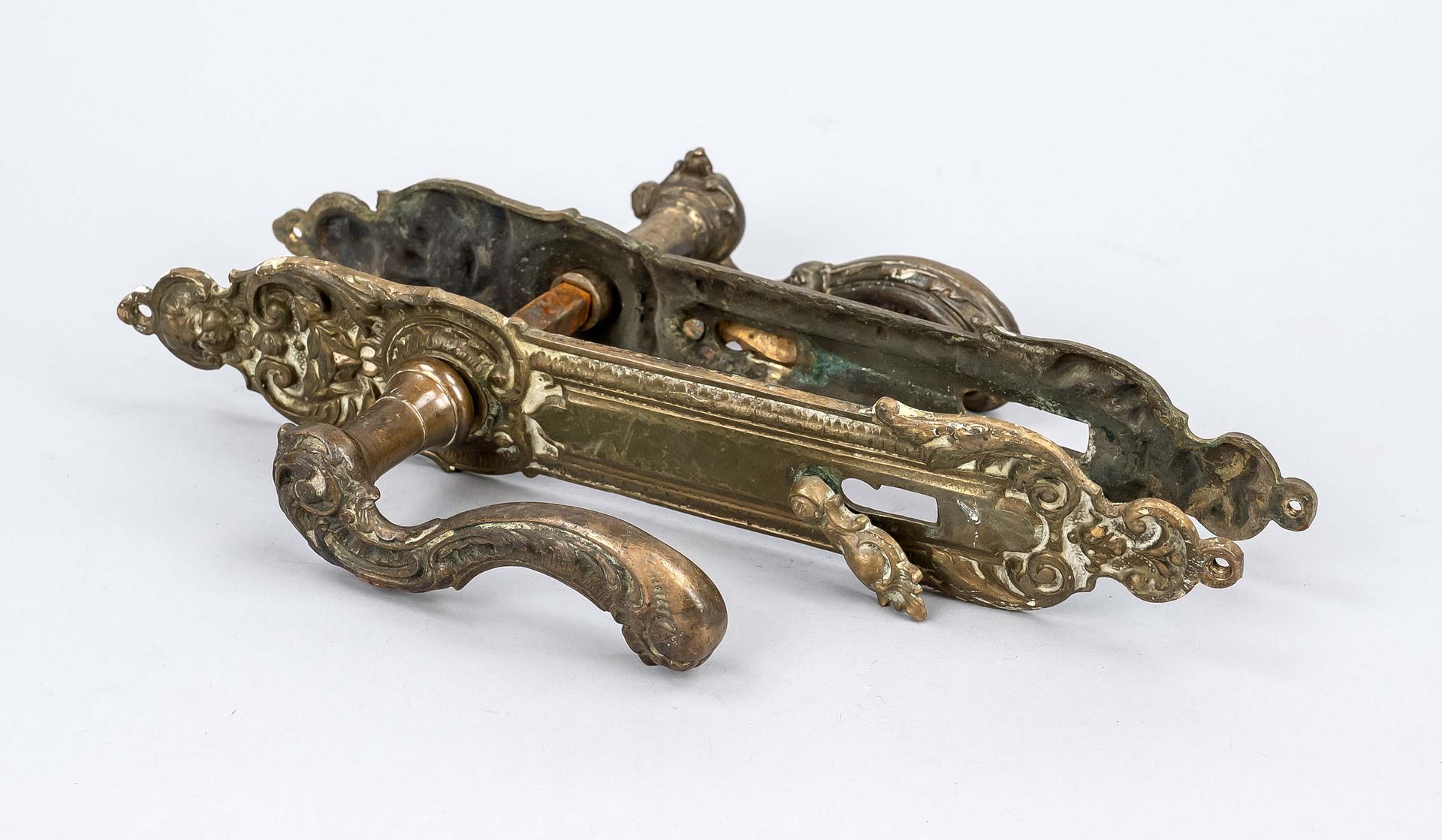 Null 手柄组，19世纪末，黄铜。丰富的装饰盖，弯曲的手柄，高29厘米。