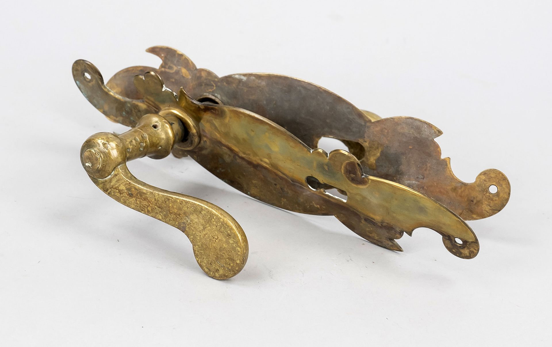 Null 手柄组，19世纪末，黄铜。通过弯曲的面板，弯曲的手柄，高24厘米。