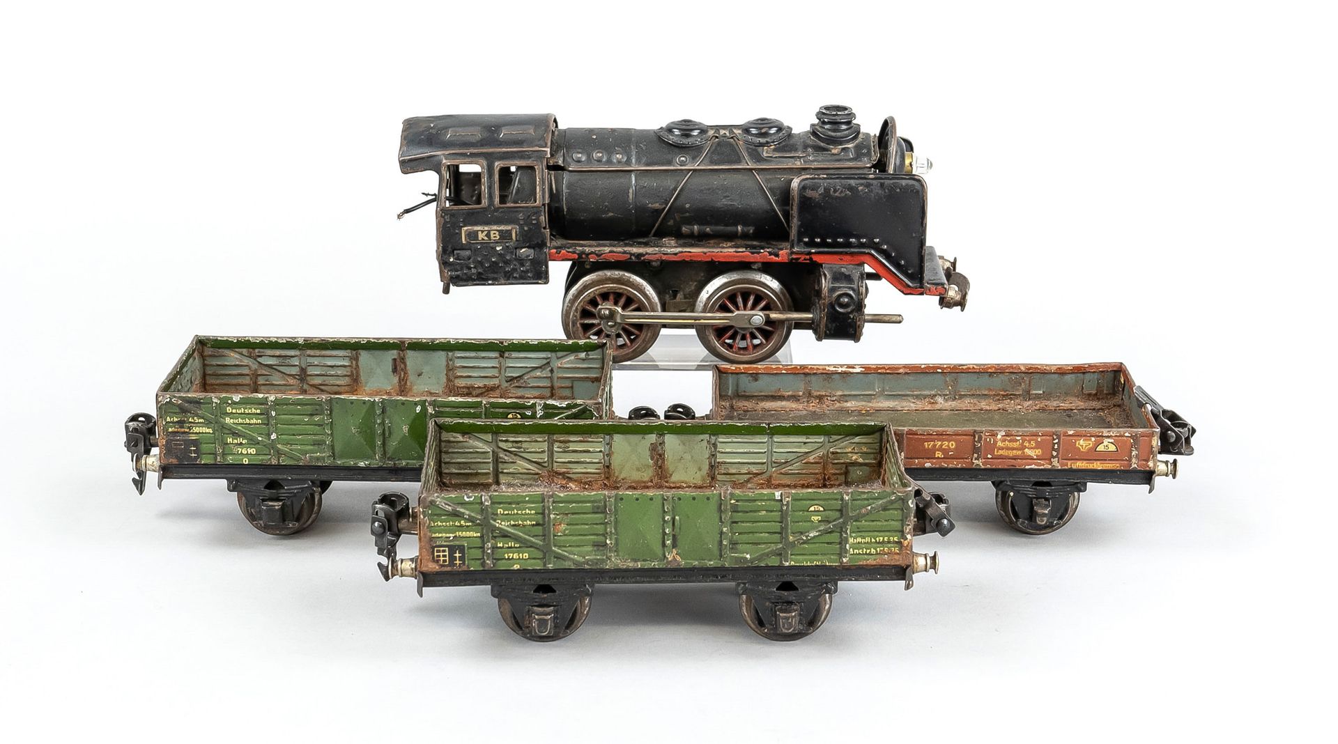 Null 带3节货运车厢的蒸汽机车，20世纪第1季度，铁皮，多色漆，多处擦伤和碰撞，长20厘米
