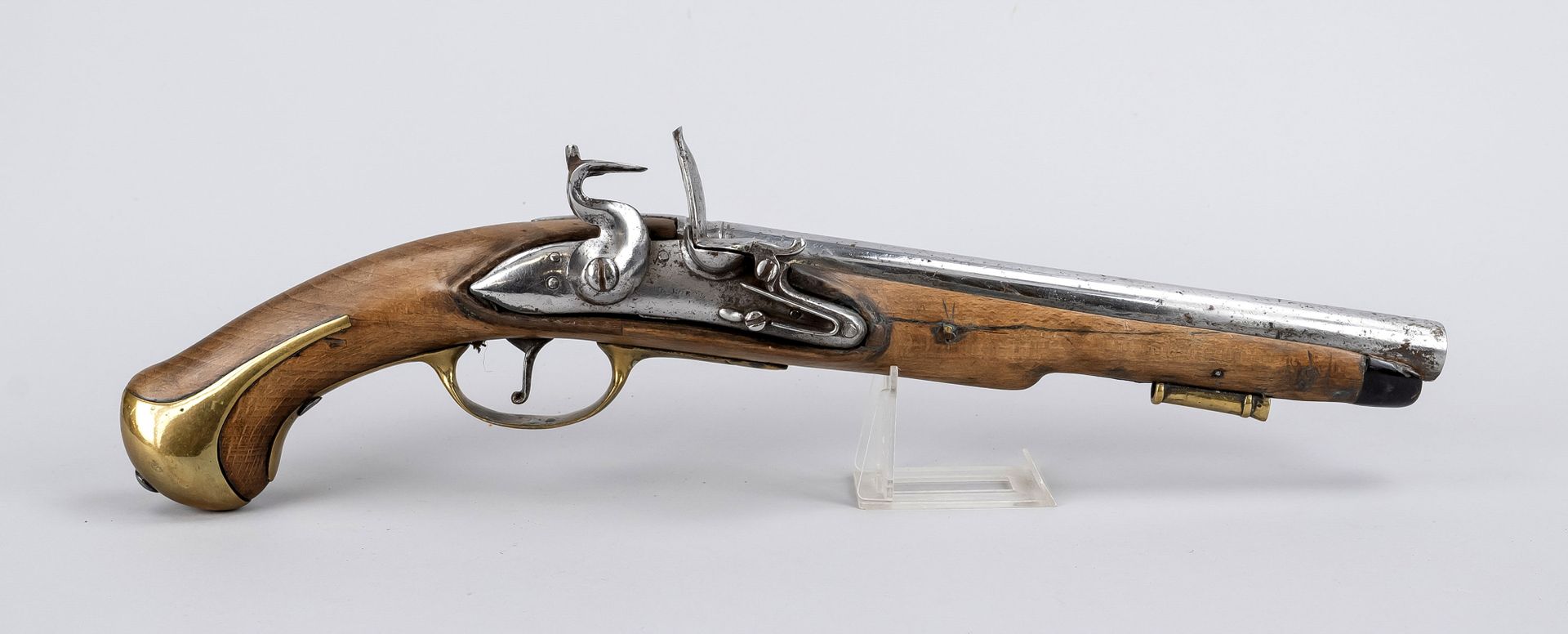Null 燧发枪，18世纪，木质握把，黄铜配件，锁和枪管上的铁质标记难以辨认，用于放置火石的上颊片缺失，经过修复和清洗，枪杆缺失，长47厘米