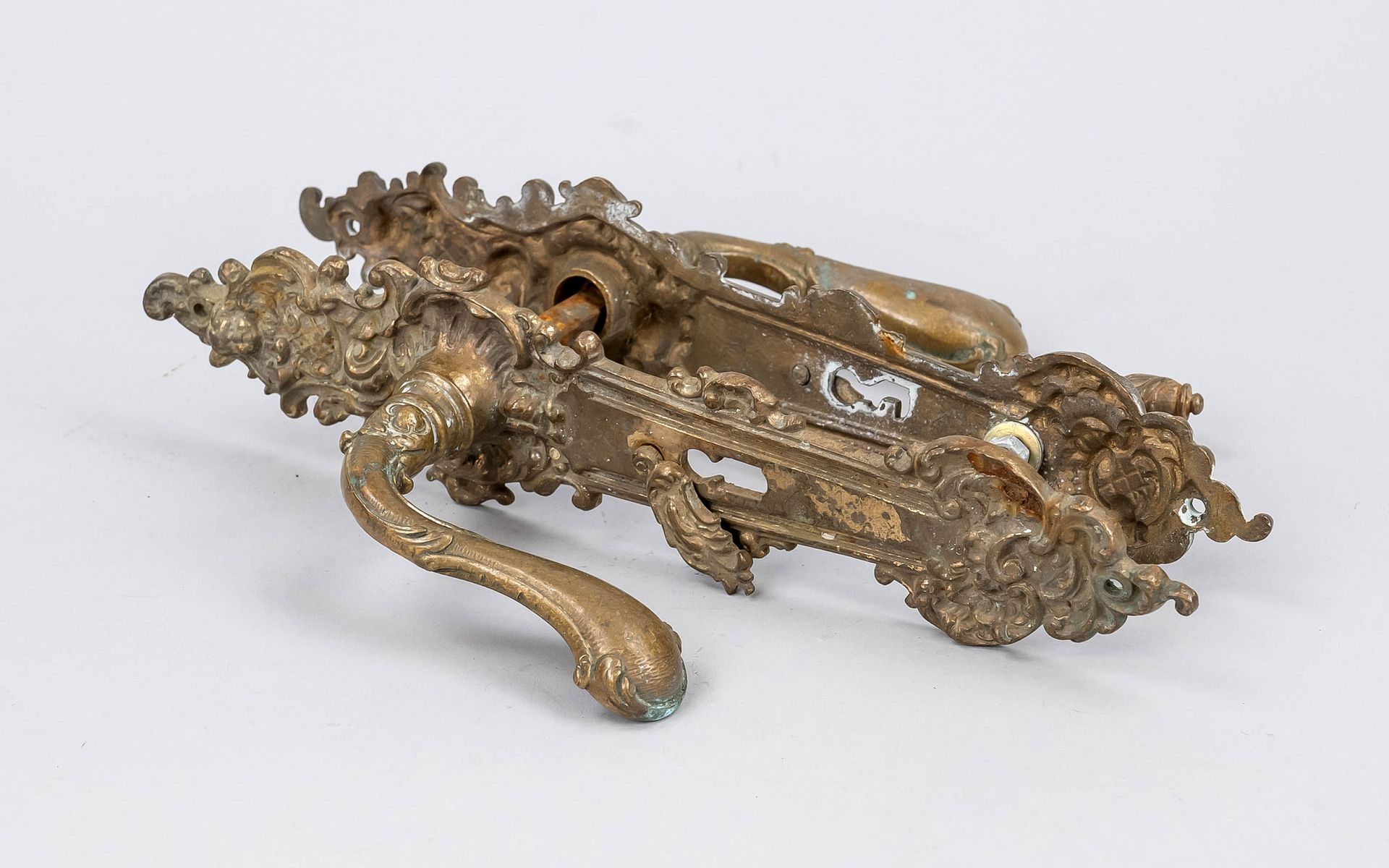 Null 手柄组，19世纪末，黄铜。丰富的装饰楣，弯曲的手柄，高29厘米。