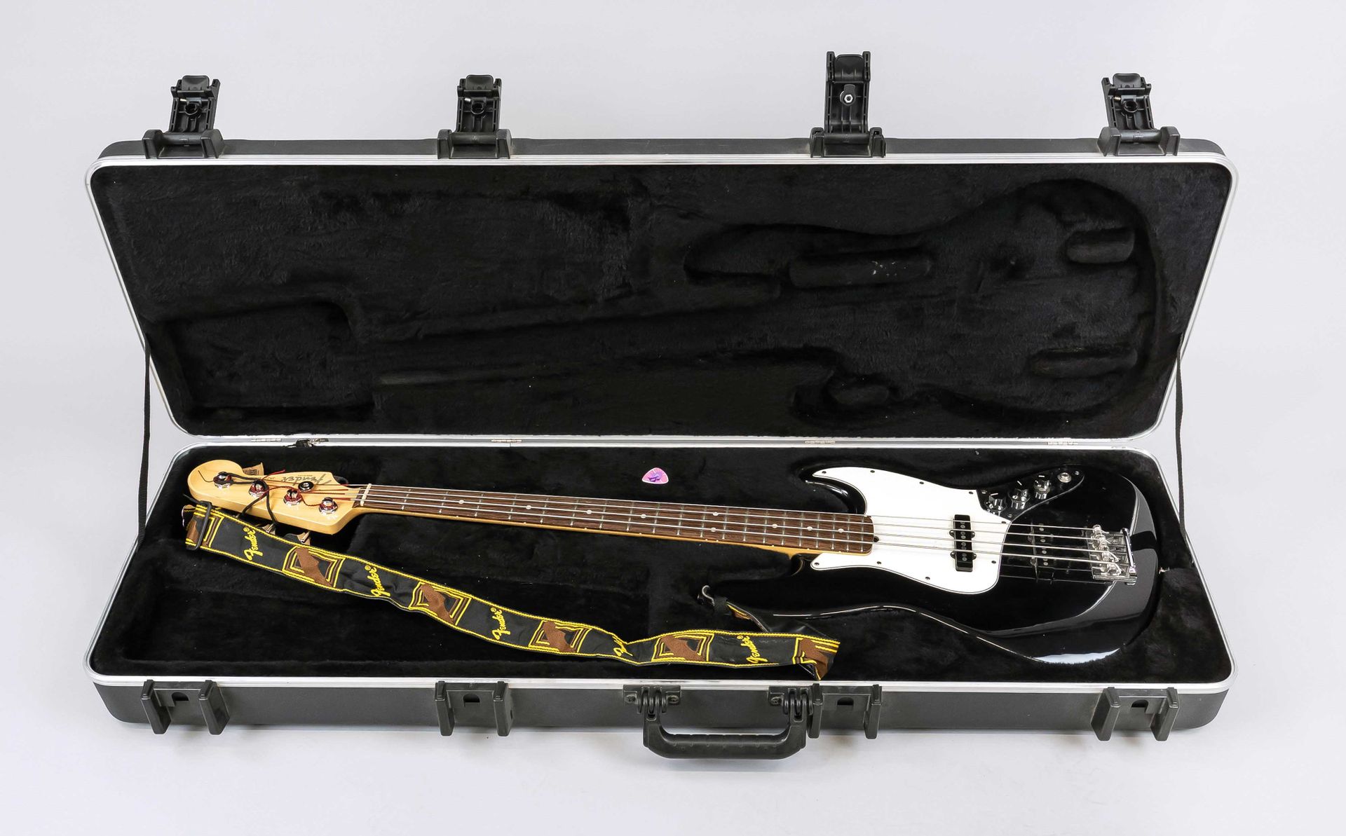 Null Guitare basse avec étui, USA, 20ème siècle, Fender ''Jazz Bass''. Avec des &hellip;