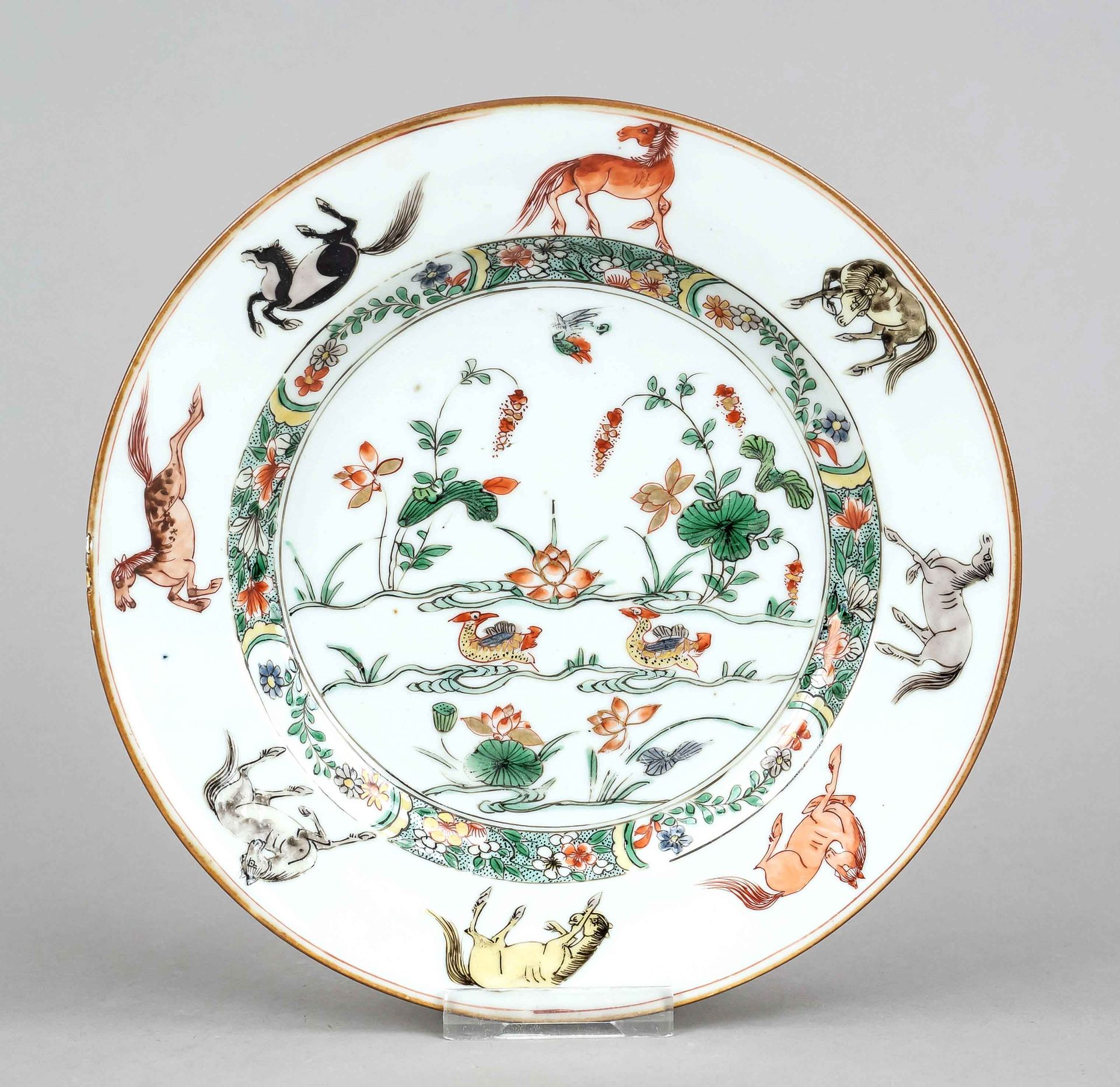 Null Assiette ''Etalons et oiseaux d'eau'' Famille Verte, Chine, Qing, période K&hellip;
