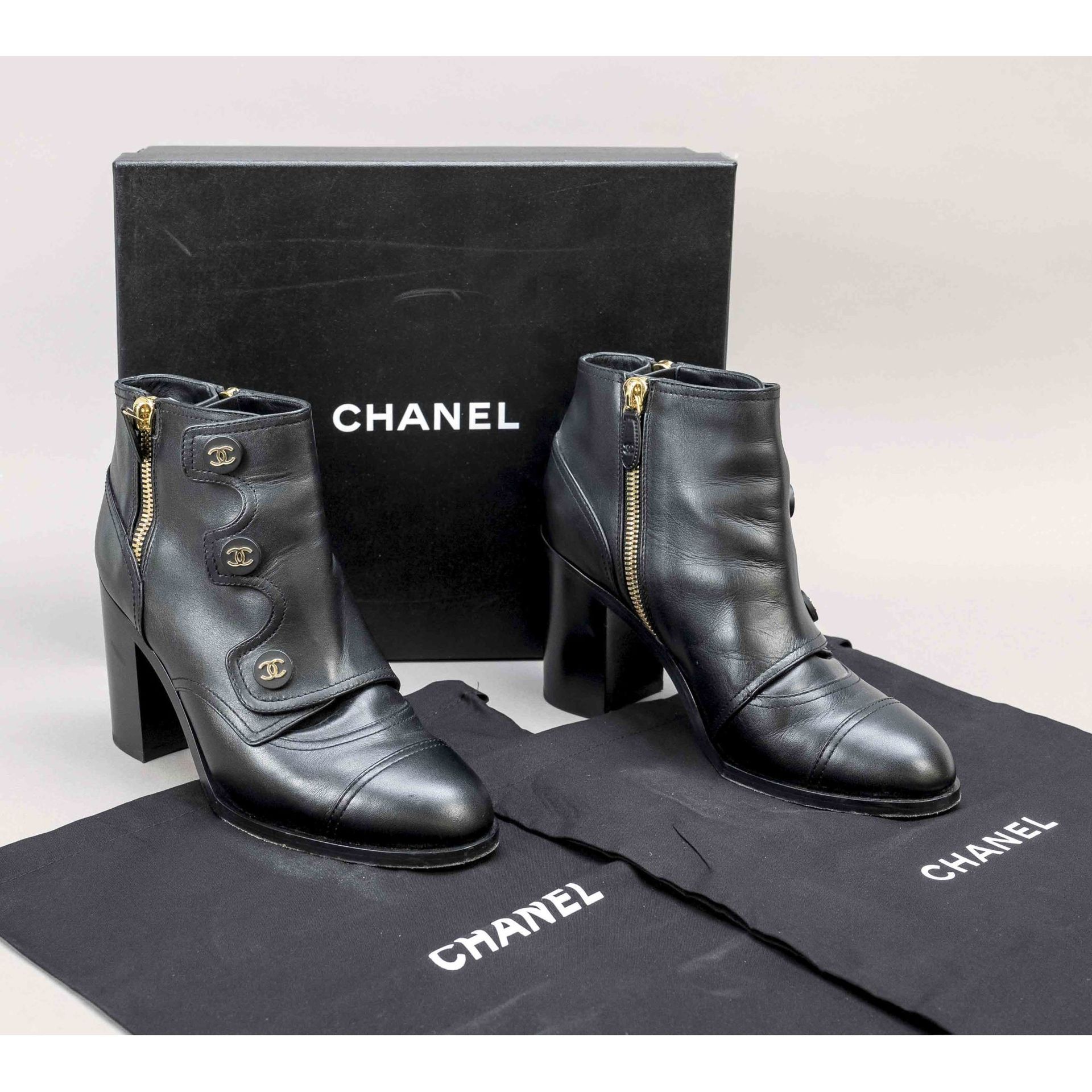香奈儿（Chanel），女士踝靴，宽跟，黑色光滑皮质，侧面拉链，正面带