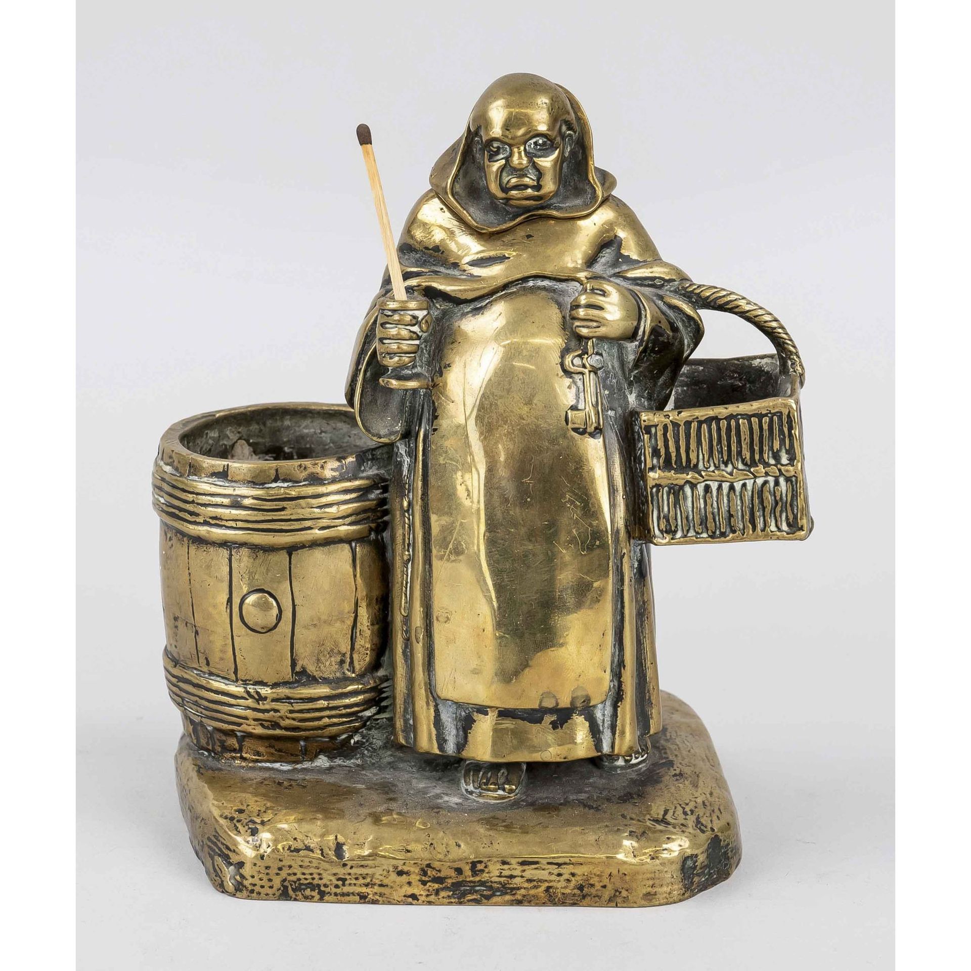 Null 唐克打火机（来自化学打火机组），19 世纪上半叶，青铜。面无表情的老僧侣提着一个篮子。一手拿着钥匙，一手拿着烛台，烛台上可以放一根火柴。旁边是一个大桶&hellip;