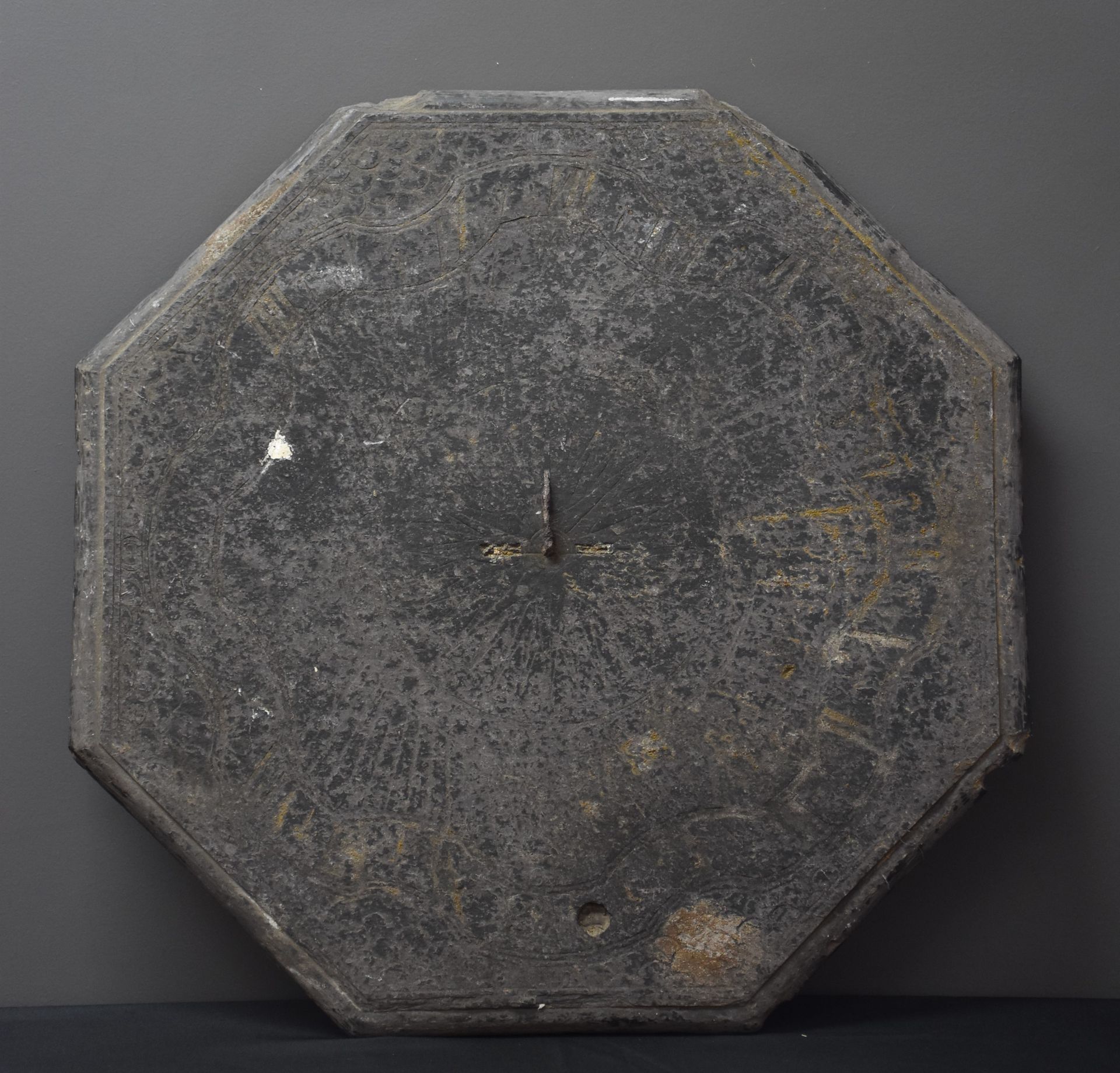 Null 蓝色石头的日晷。十八世纪时期。(小缺口，磨损)。直径：45厘米。