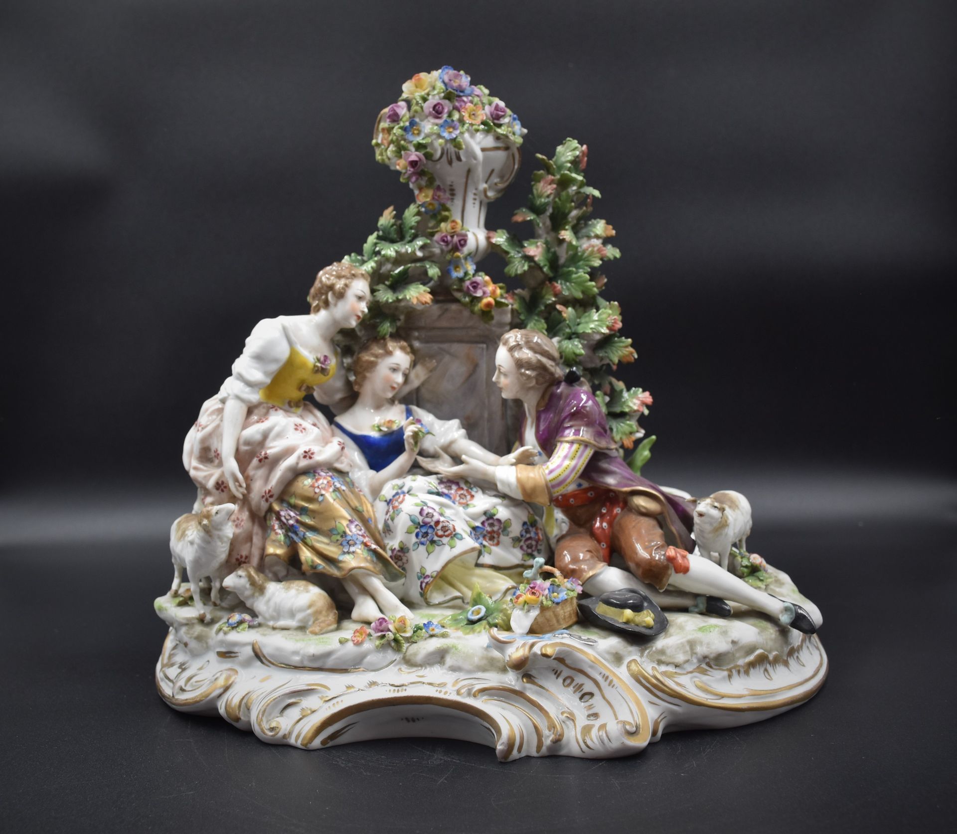 Null Romantic group in porcelain of Capodimonte. (some small lacks). Height : 31&hellip;