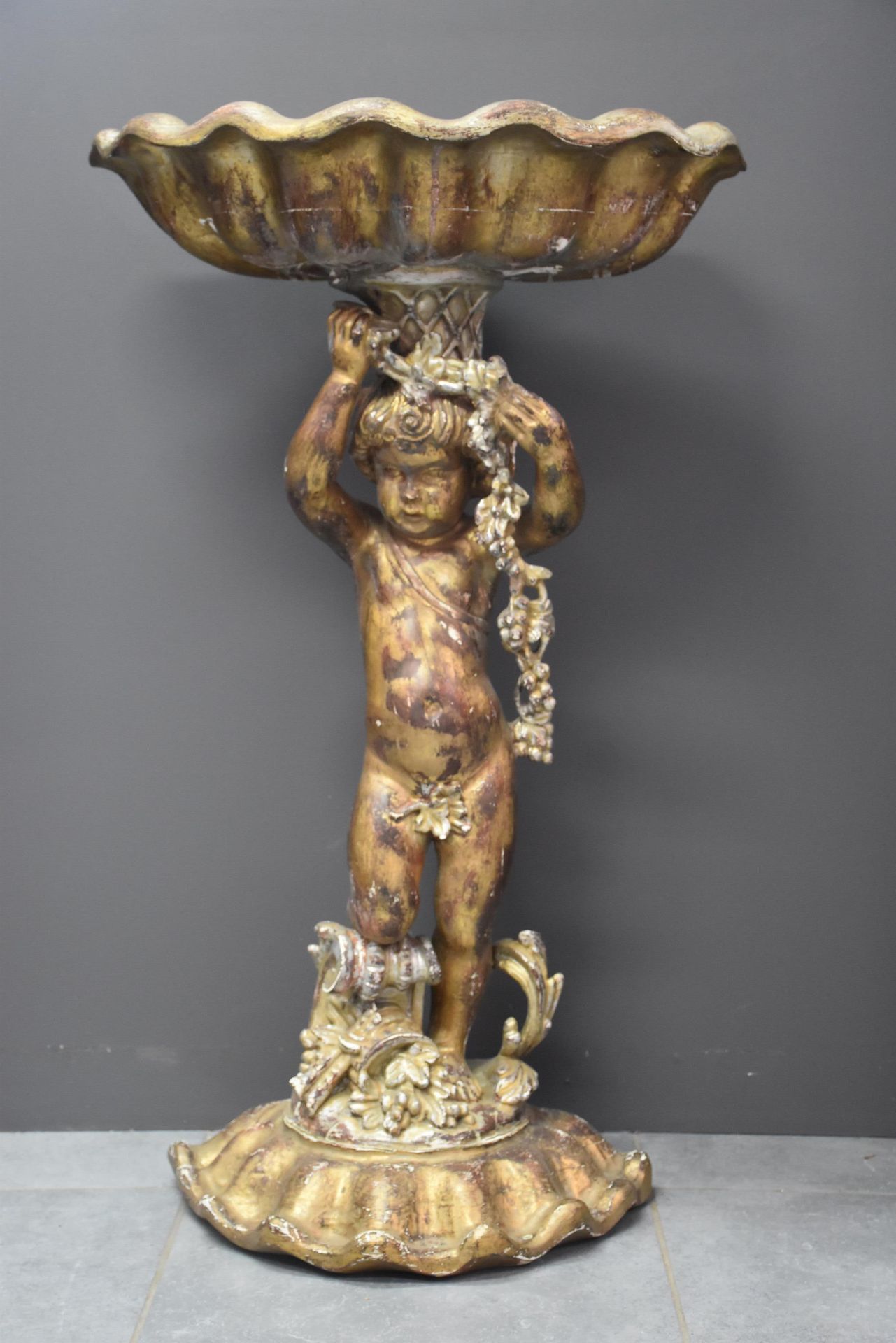 Null Venetian planter in carved and silvered wood representing a cherub with a s&hellip;