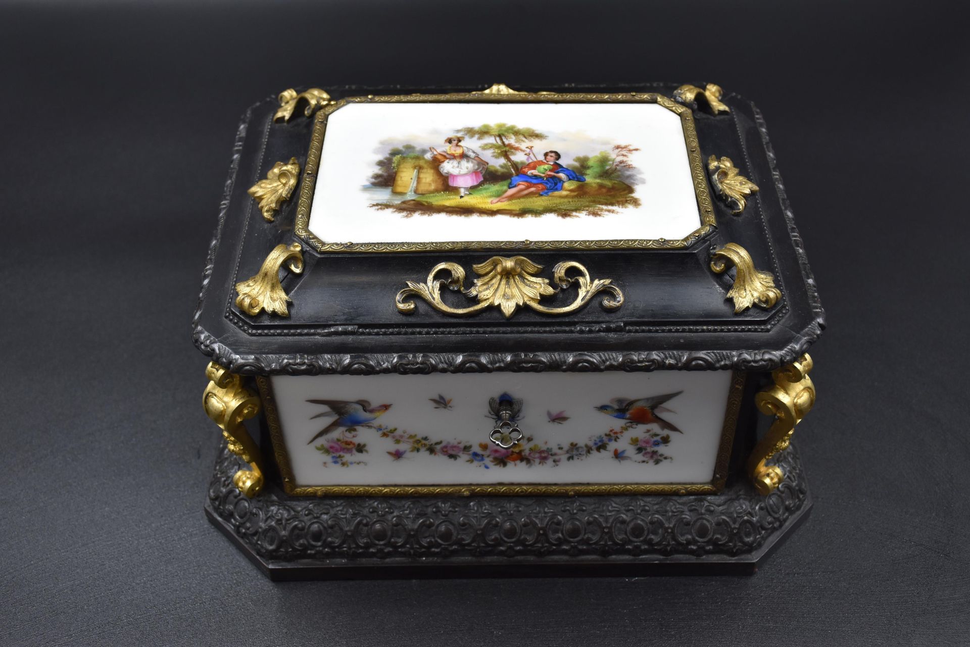 Null 拿破仑三世时期的盒子，瓷盘上有丰富的浪漫和乡村场景的装饰。船闸入口处装饰着一只苍蝇。镀金青铜器的装饰品。高度：14厘米 长度：26厘米。