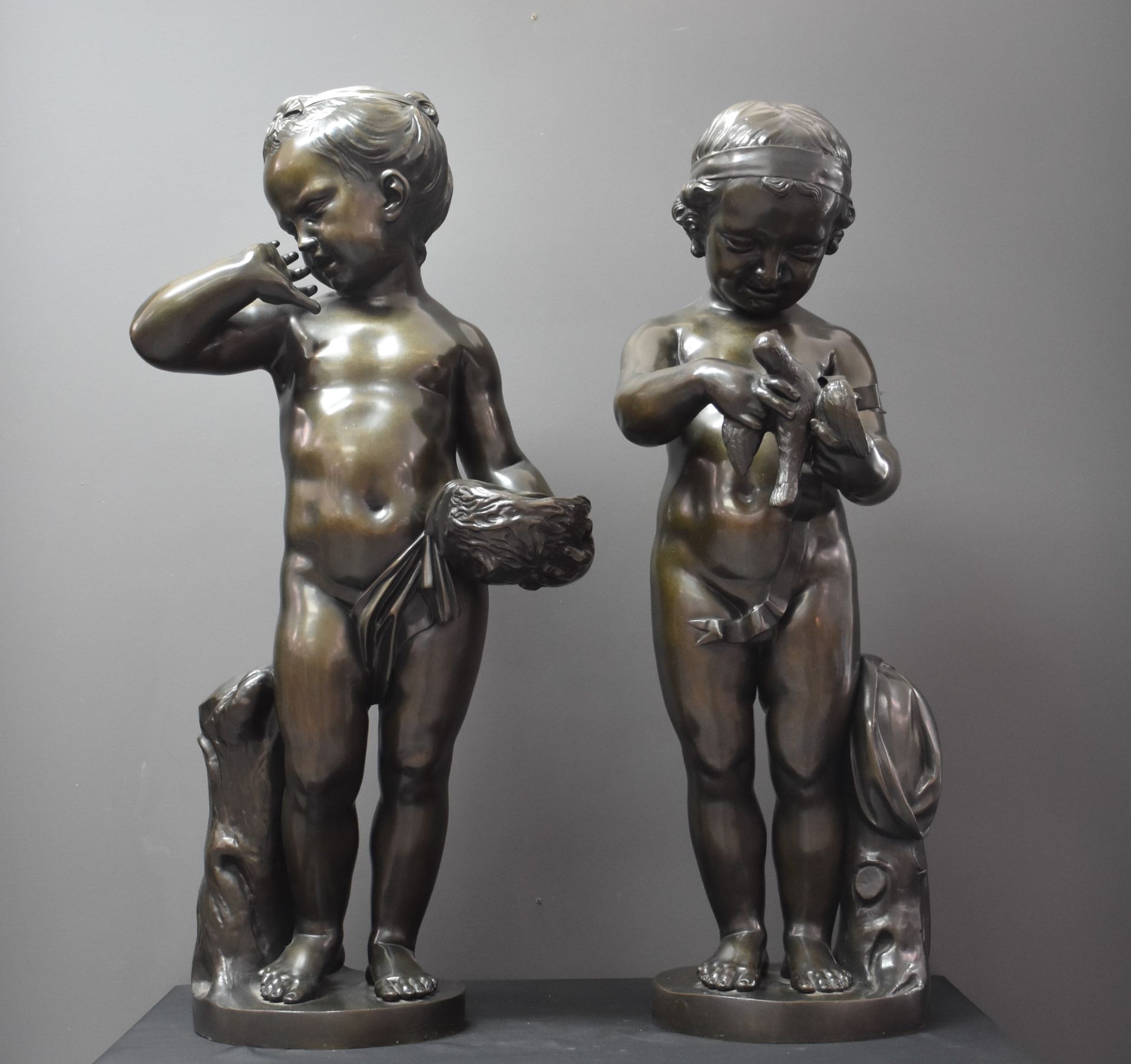 Jean Baptiste PIGALLE (1714-1795) 让-巴蒂斯特-皮加勒（1714-1795）。之后。重要的一对青铜器 XIX ème.孩子们抱&hellip;