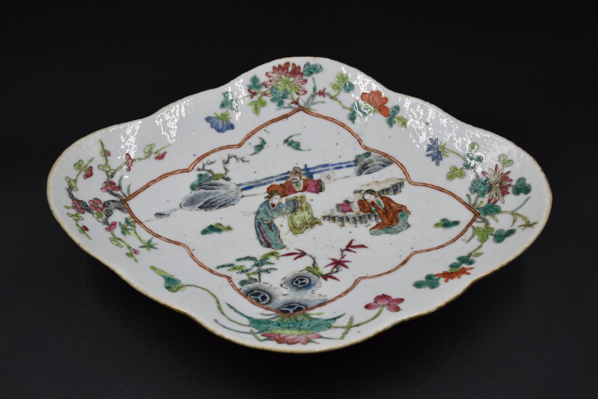 Null Plato de porcelana china con decoración animada.