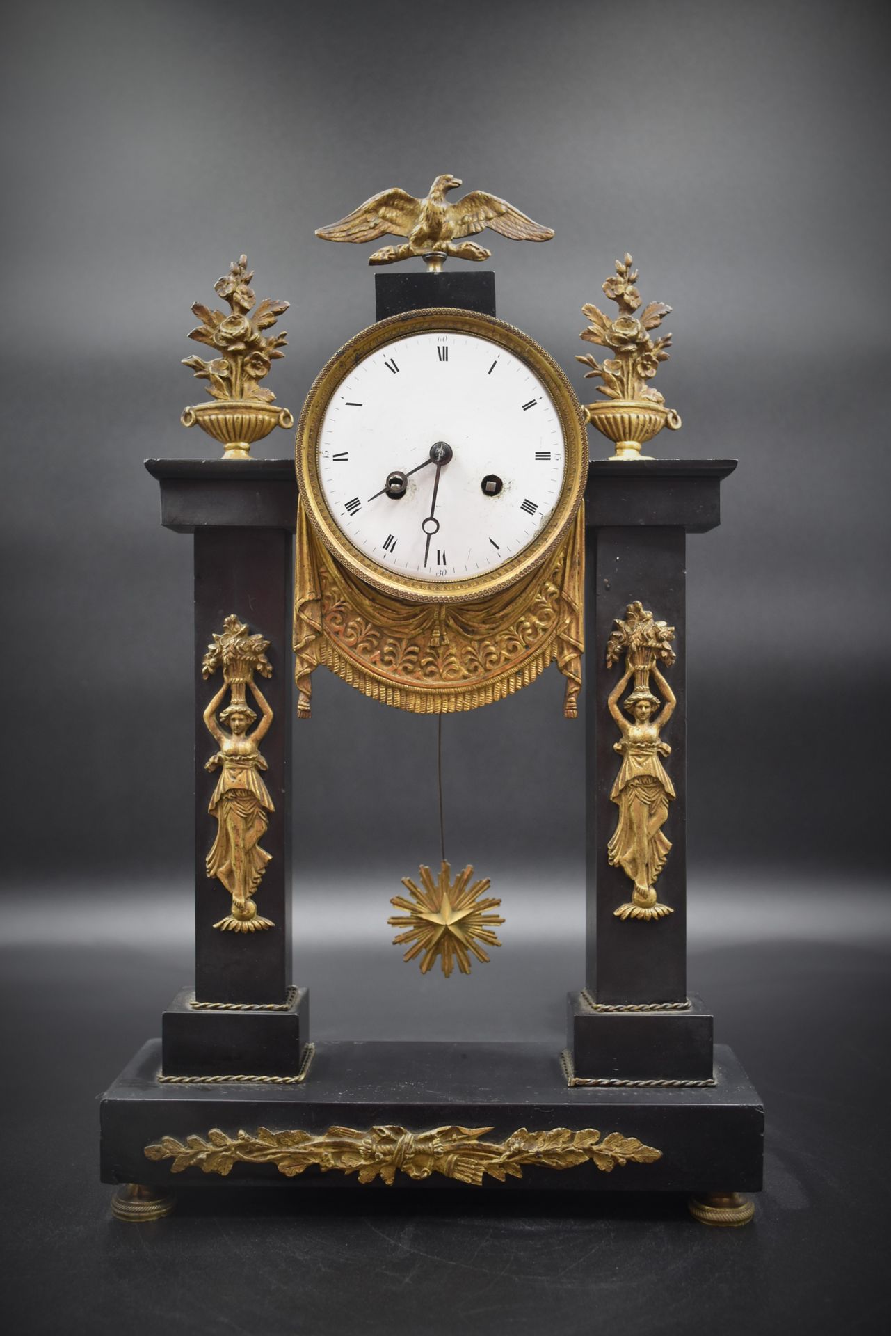 Null 一个黑色大理石和鎏金铜的路易十六时期的门廊钟。(无钥匙) 高度：43厘米。