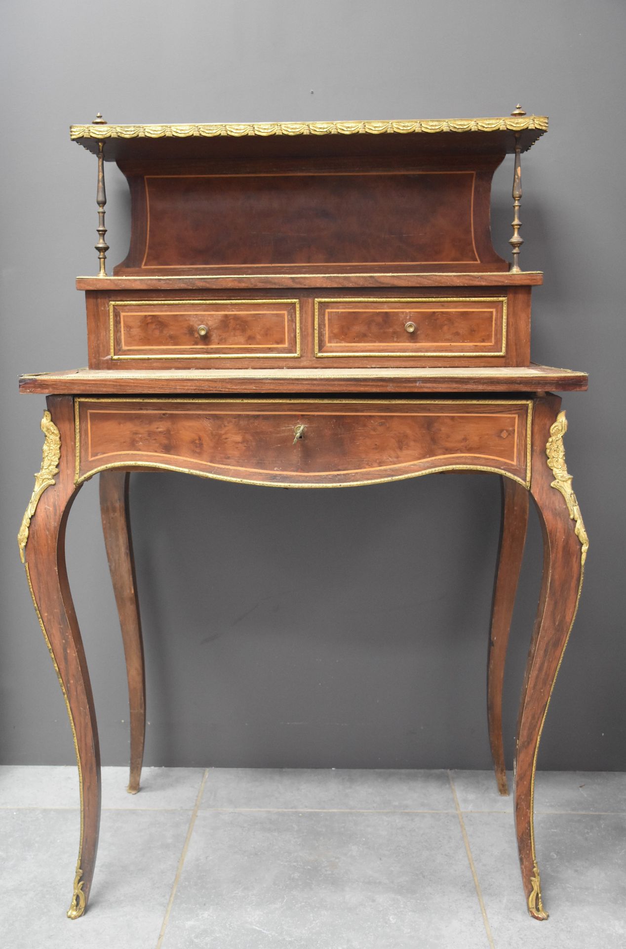 Null 拿破仑三世风格的女士办公桌。法国作品中的单板和青铜装饰品。身高：116厘米。