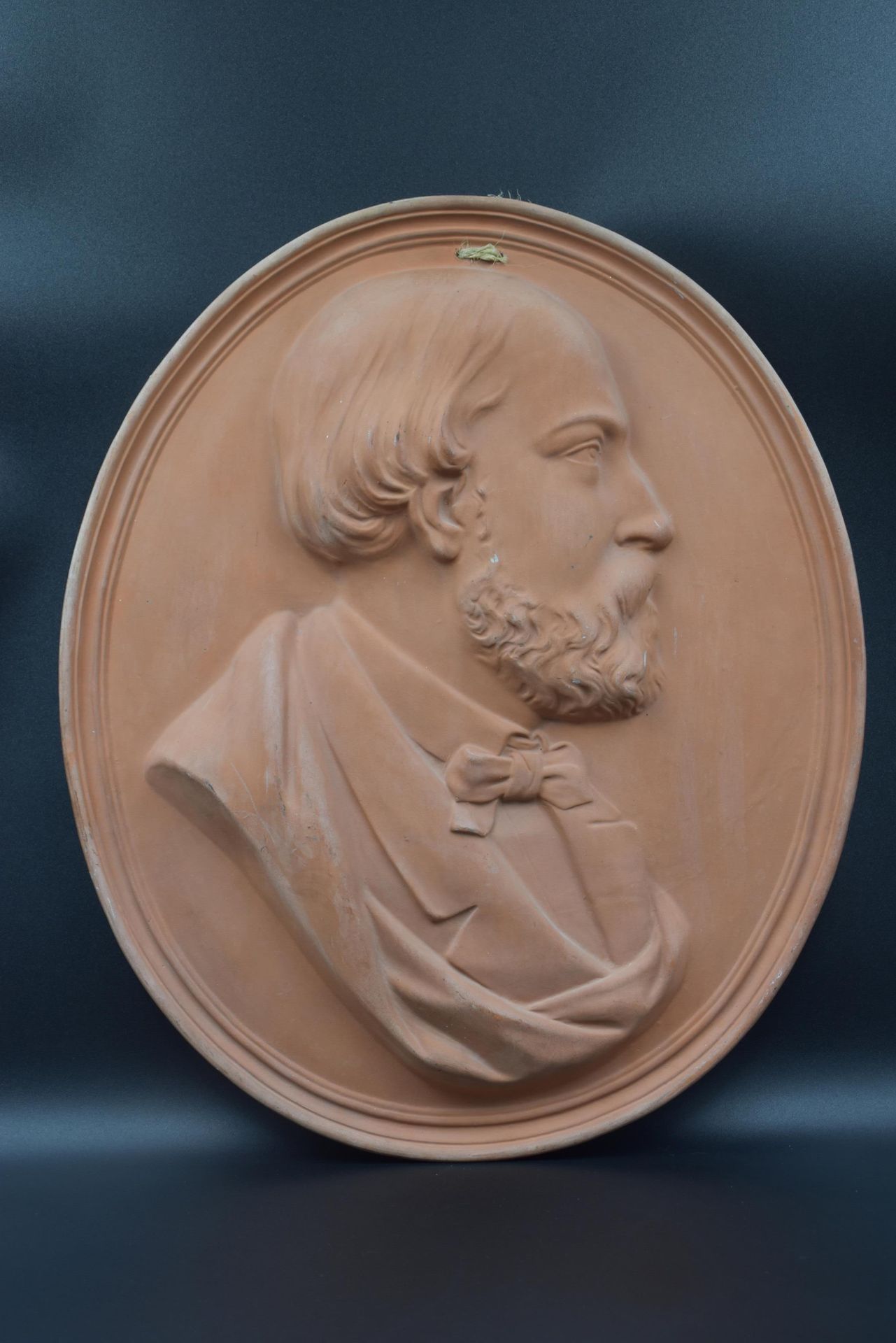 Null Terrakotta-Relief mit dem mutmaßlichen Profil von Garibaldi. Abmessungen: 5&hellip;
