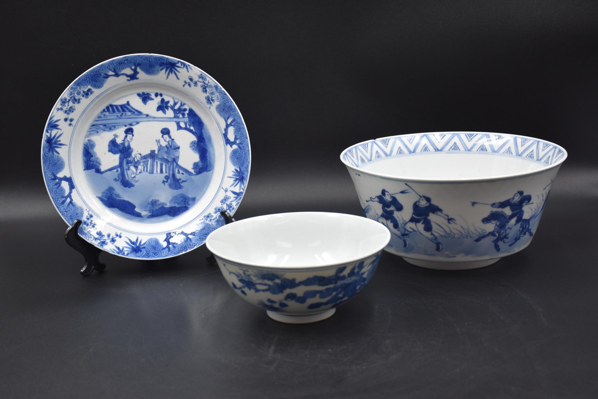 Null 中国18和19世纪瓷器的两个碗和一个盘子。事故）。