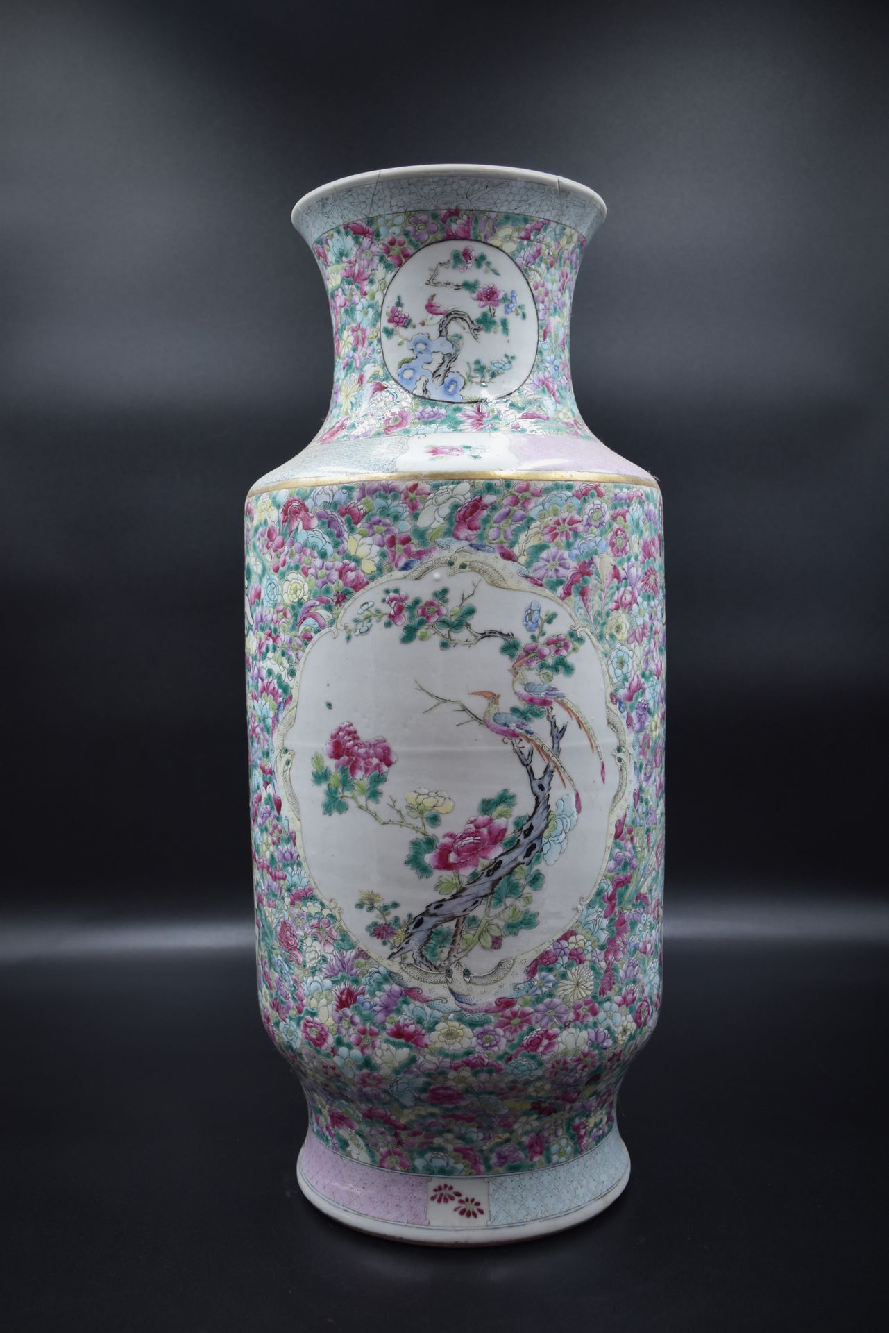 Null 中国瓷器花瓶，背景是Mille-fleurs的备用植物装饰。19世纪。已损坏。 高度：47厘米。