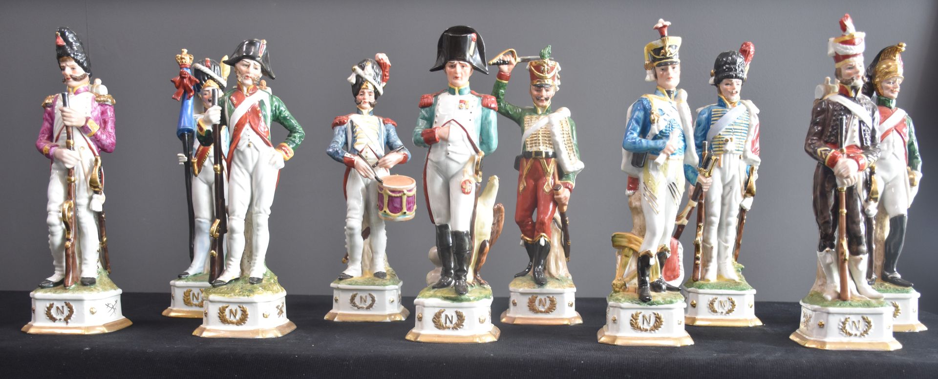 Null Sammlung von Porzellansoldaten, die Napoleon und seine Offiziere darstellen&hellip;