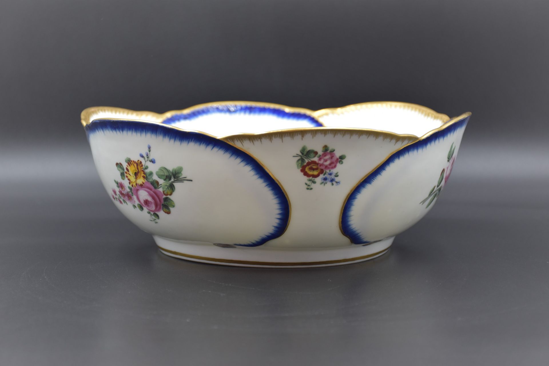 Null Plato de porcelana francesa de estilo Sèvre. Diámetro : 27 cm.