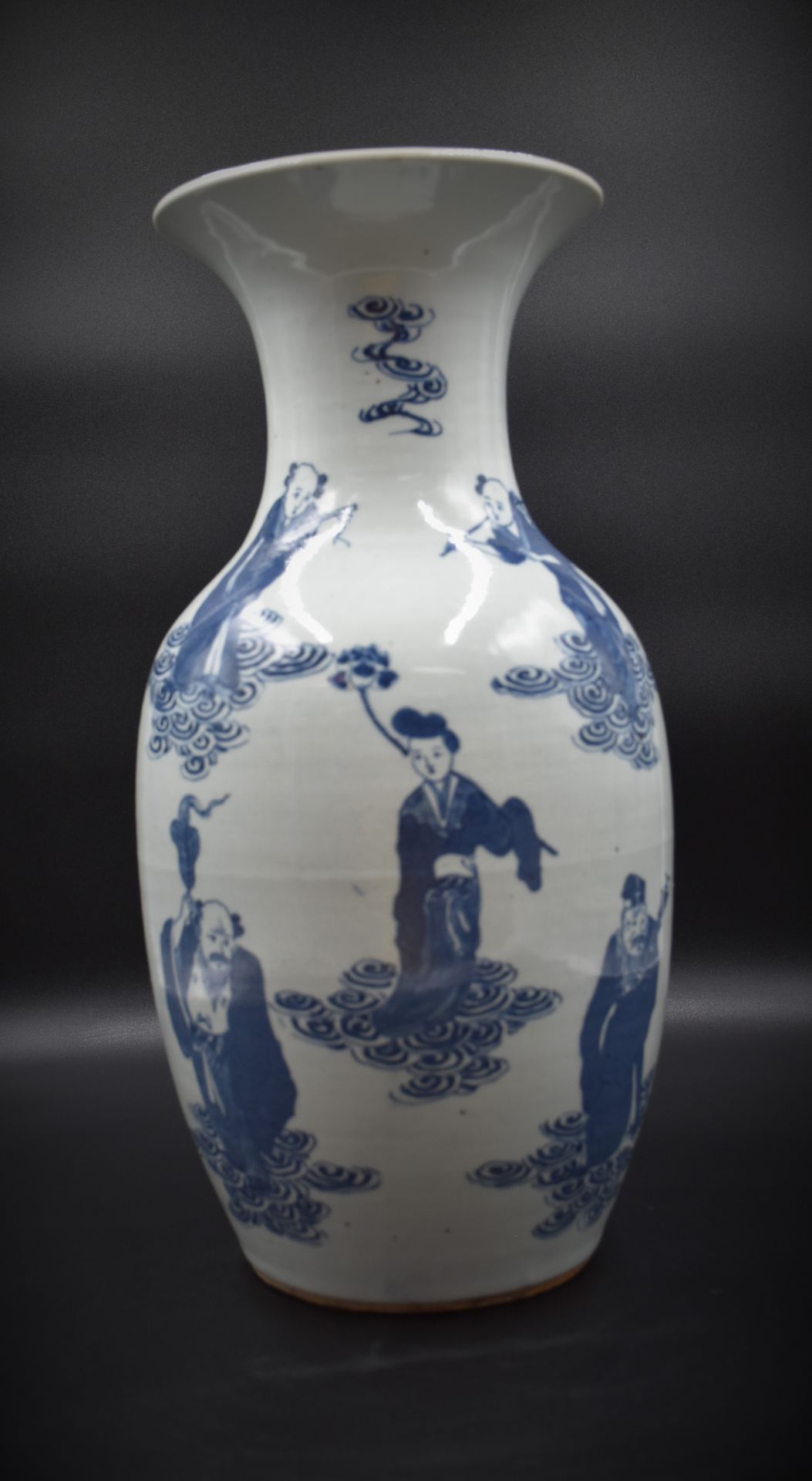 Null Jarrón de porcelana china decorado con inmortales y su base de madera ht: 4&hellip;