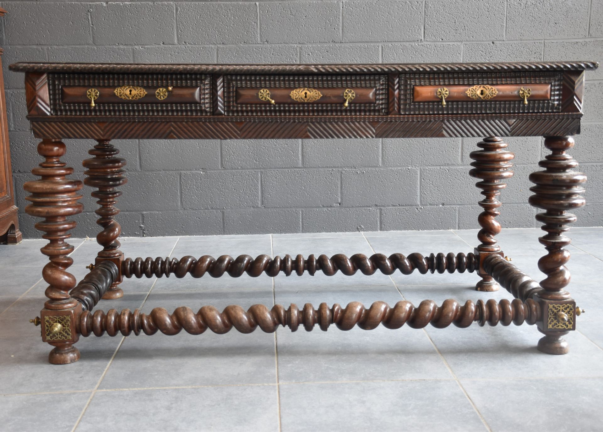 Null Portuguese rosewood desk from the 17th century. One leg needs to be restore&hellip;