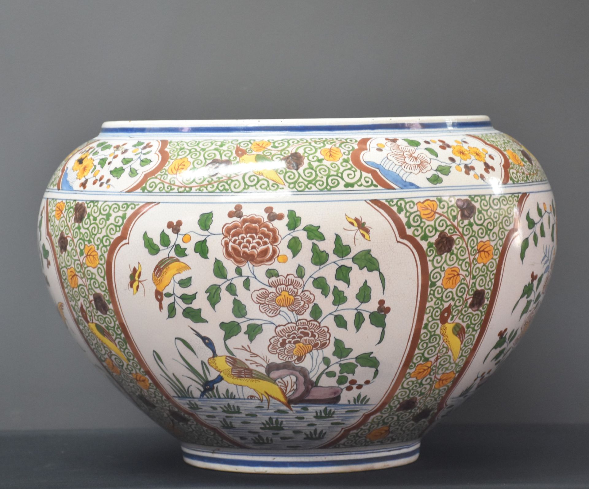 Null Boch Keramis Cache pot à décor type Delft polychrome de la manufacture de l&hellip;