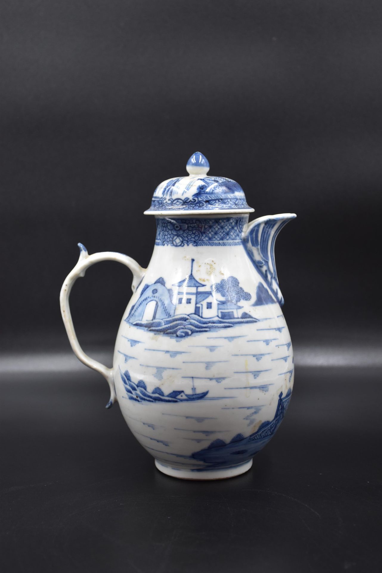 Null Jh. Chinesische Porzellan-Kaffeekanne mit weiß/blauem Pagoden-Dekor. Höhe :&hellip;
