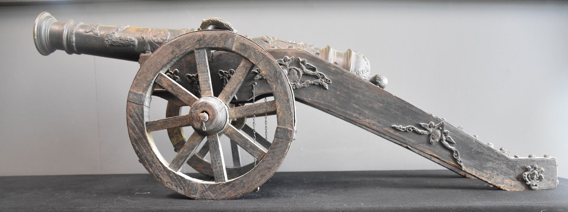 Null Petit canon (non fonctionnel) en bronze. Chariot bois et cuivre. Longueur c&hellip;