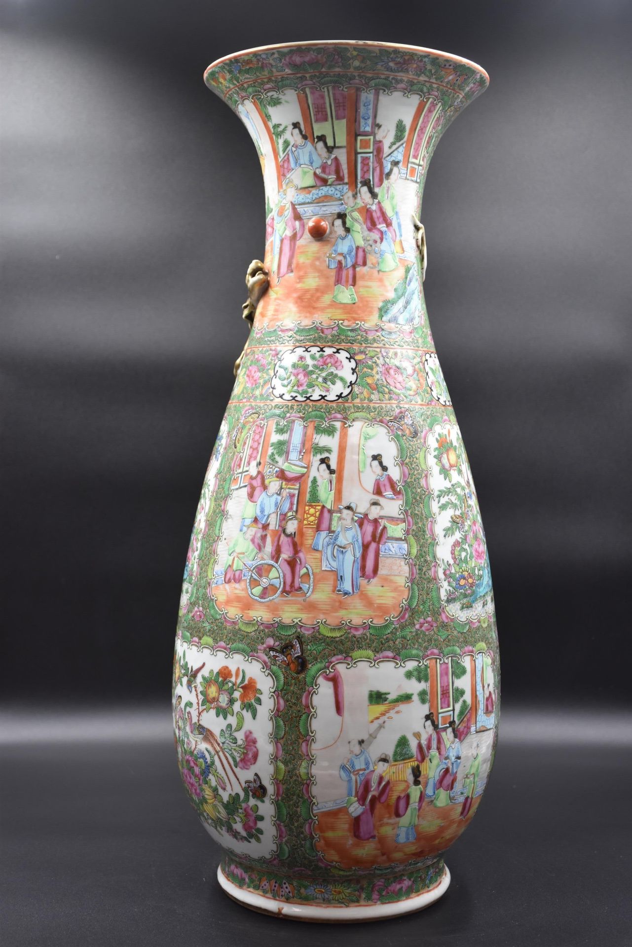 Null 广州瓷器花瓶，储备有动画装饰。浮雕中的镀金龙追逐着圣洁的珍珠。高度：62厘米。