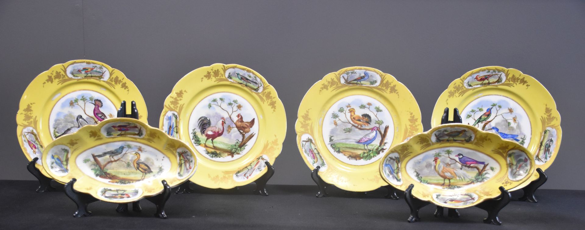 Null 塞夫勒瓷器：一套4个盘子和两个ramekins，黄底，装饰着我国乡村的鸟类。 塞夫勒瓷器：一套4个盘子和两个ramekins，黄底，装饰着我国乡村的鸟&hellip;