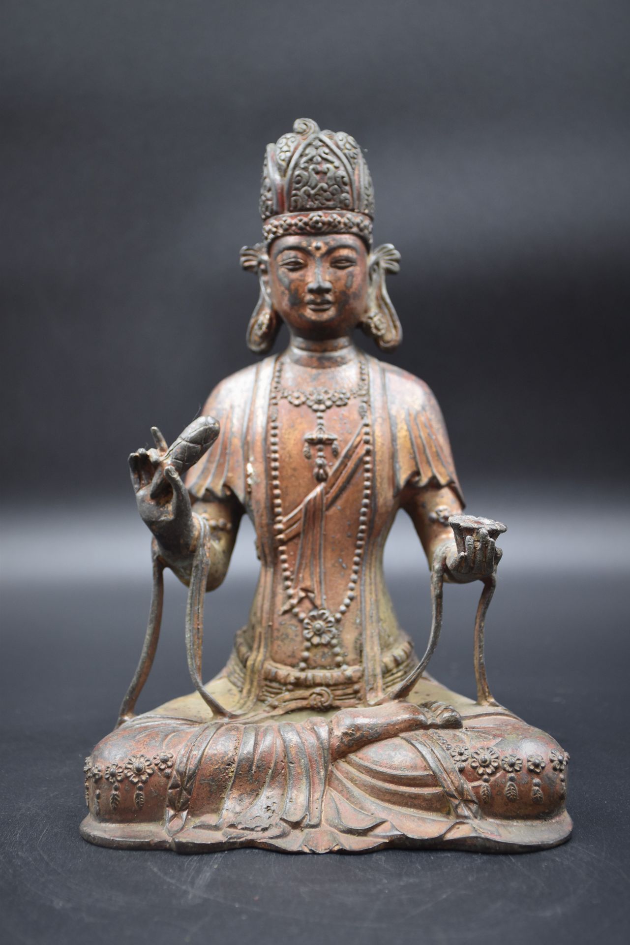 Null 西藏。十九世纪末的青铜佛像。高度：23.5厘米。