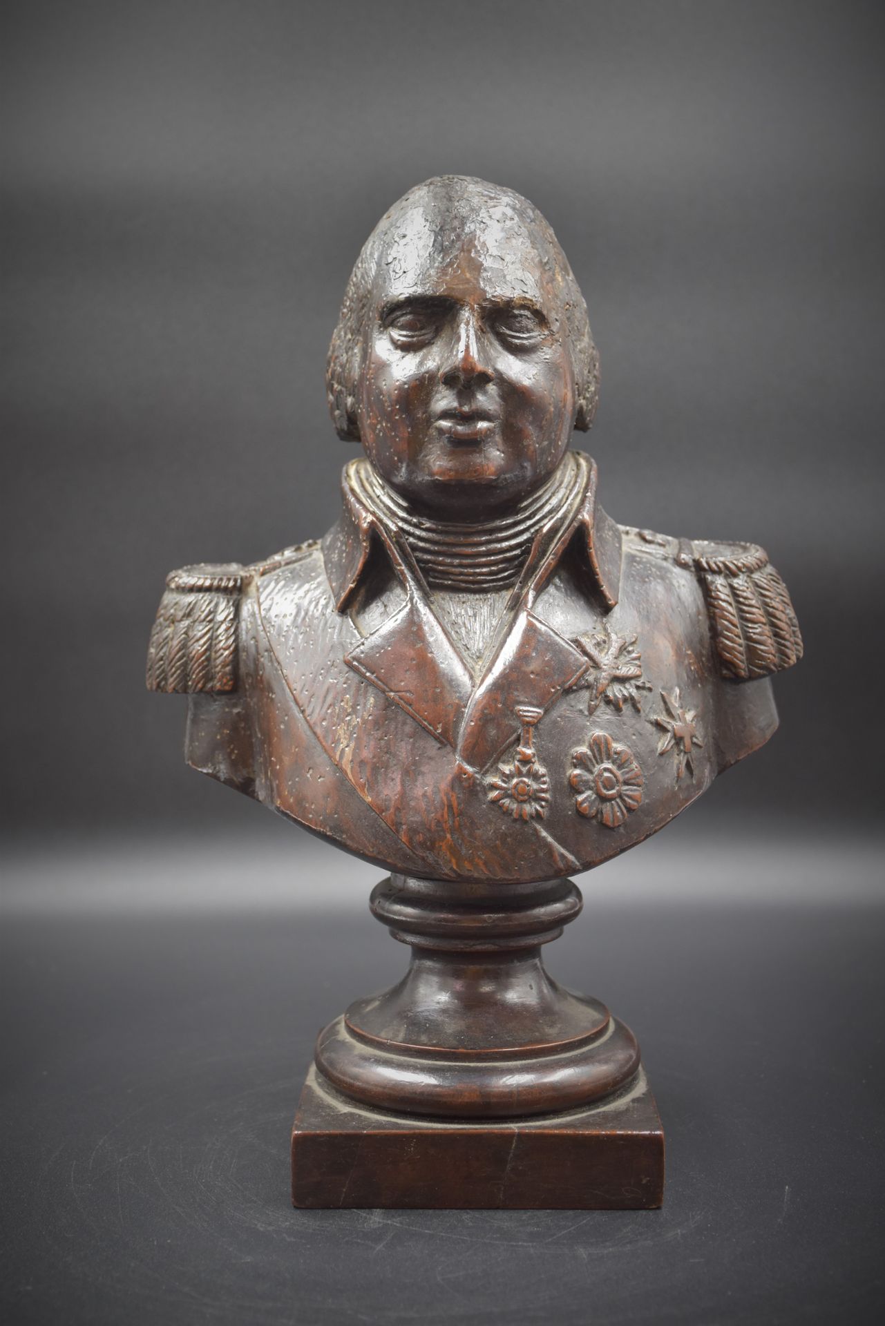 Null 代表路易十八的木雕半身像，上面有他的奖章。冠状肩章。磨损和旧有的木虫痕迹。高度：36厘米。