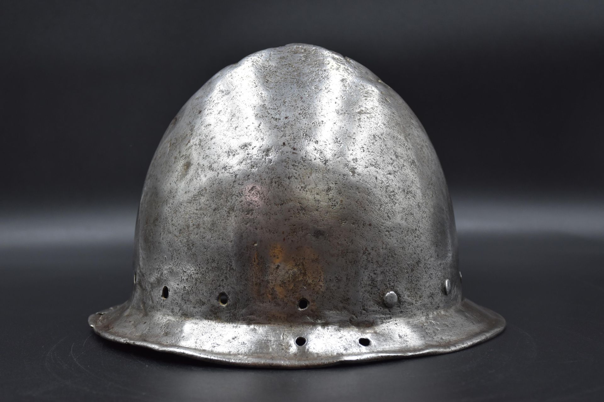 Null Cabasset-Helm, spätes 16. Jahrhundert. Ein Loch.