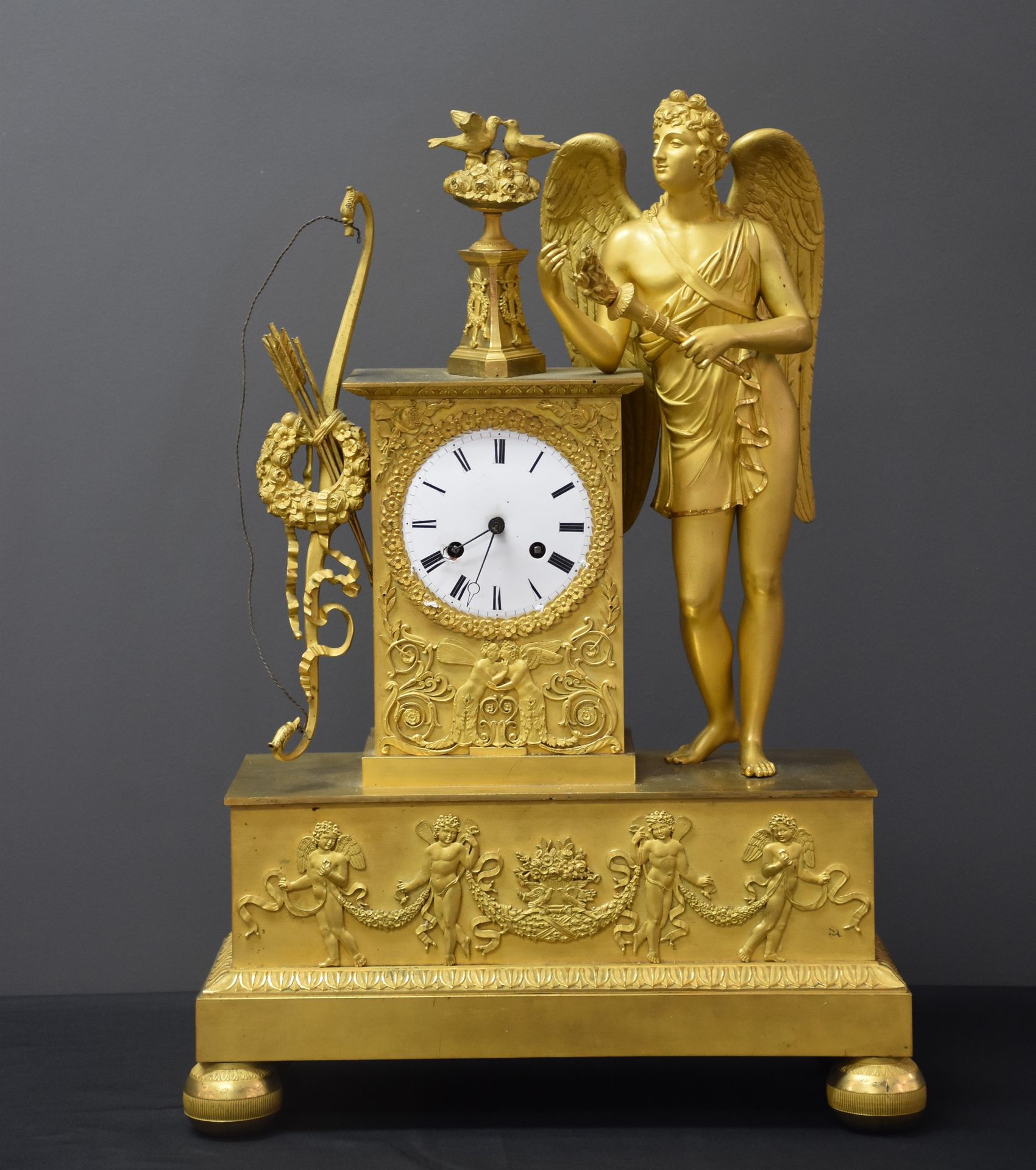 Null Un reloj de bronce dorado finamente cincelado. Periodo del Imperio con la d&hellip;