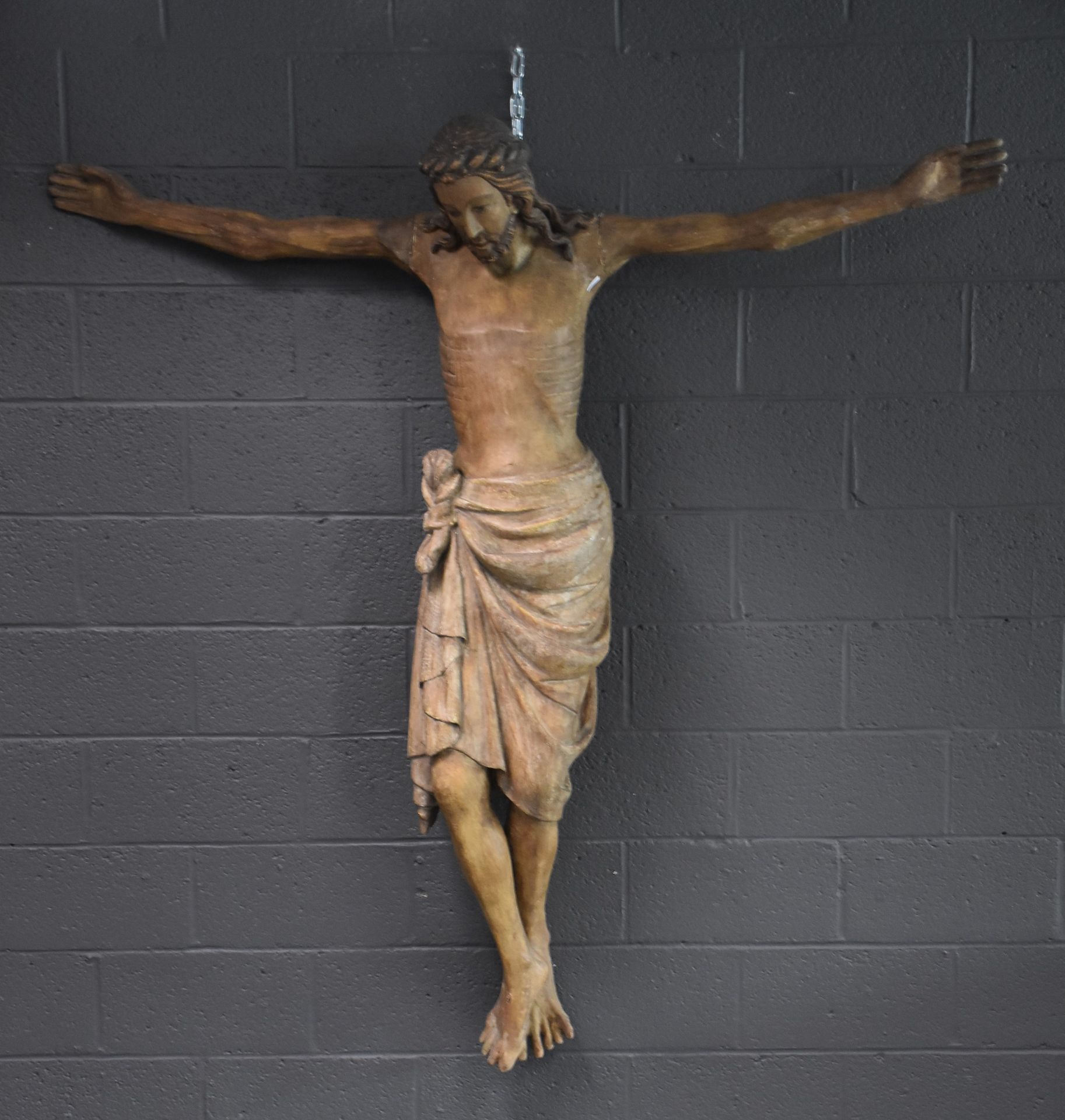 Null Importante Cristo neogotico in gesso con patina trompe l'oeil in legno poli&hellip;