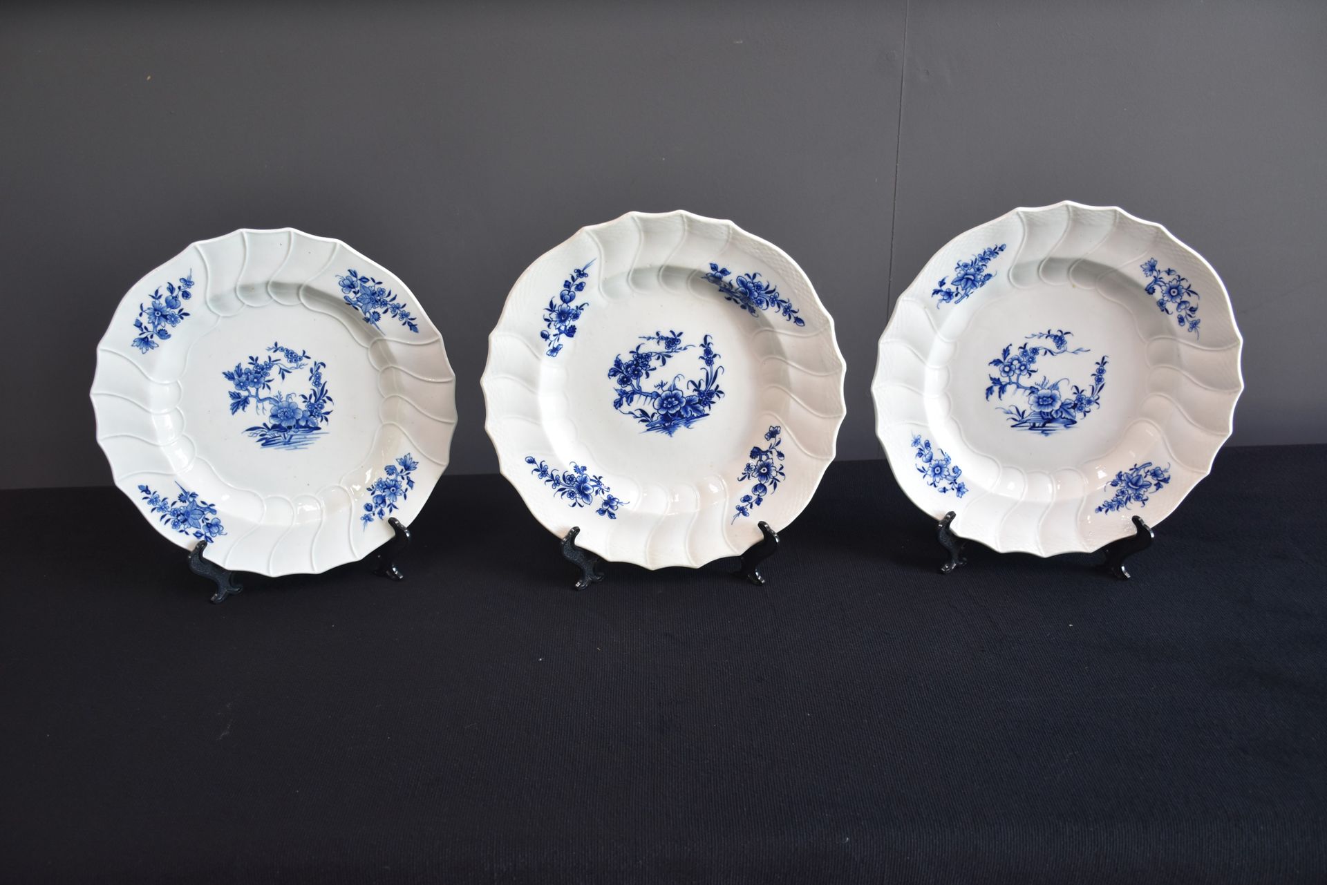 Null Lot de trois plats ronds chantournés en porcelaine de Tournai.