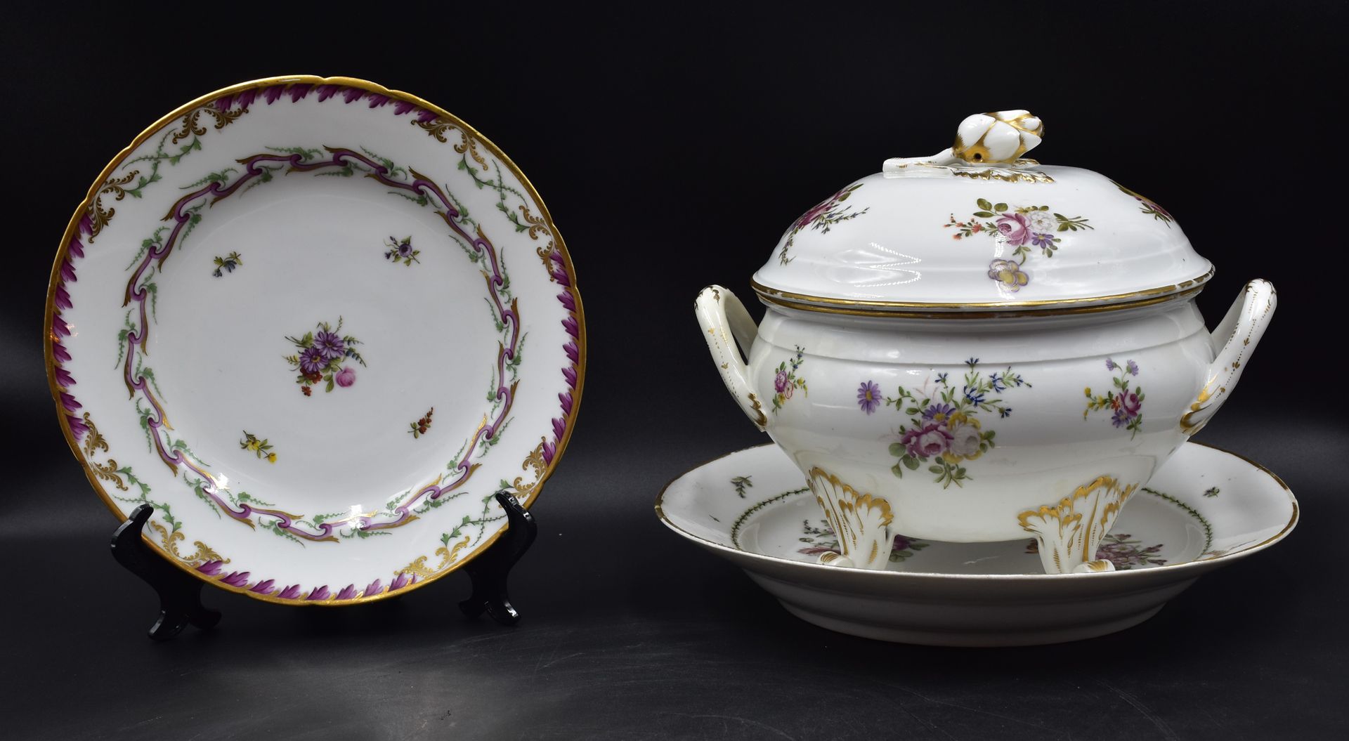 Null Valenciennes瓷器的汤杯和其托盘 18世纪。LAMONARY（恢复到一个手柄，芯片到托盘边缘）。19世纪初，一个带有花卉图案的瓷盘。