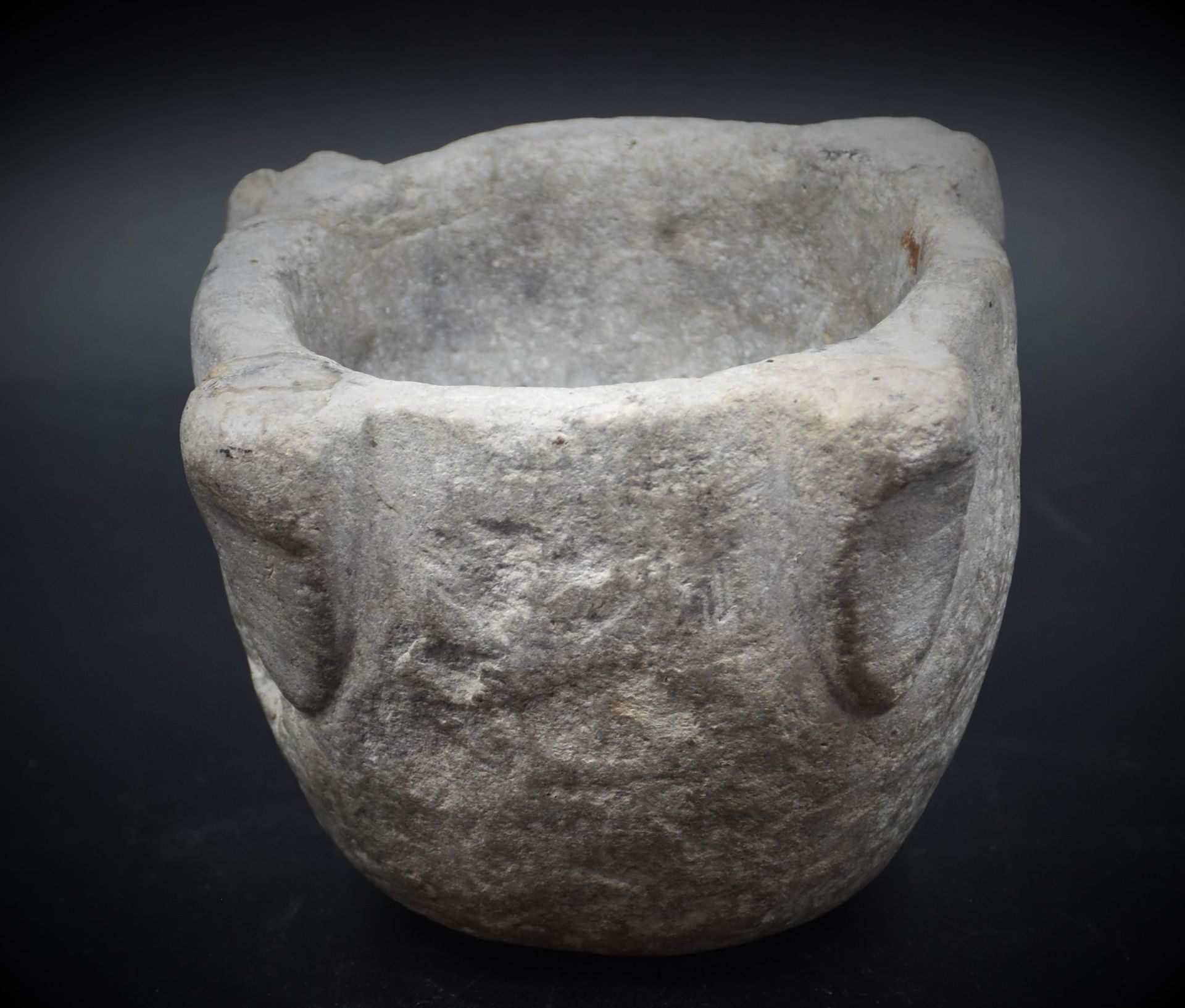 Null Mortier médiéval en pierre sculptée. Ht : 10,5 cm. Largeur : 12 cm.