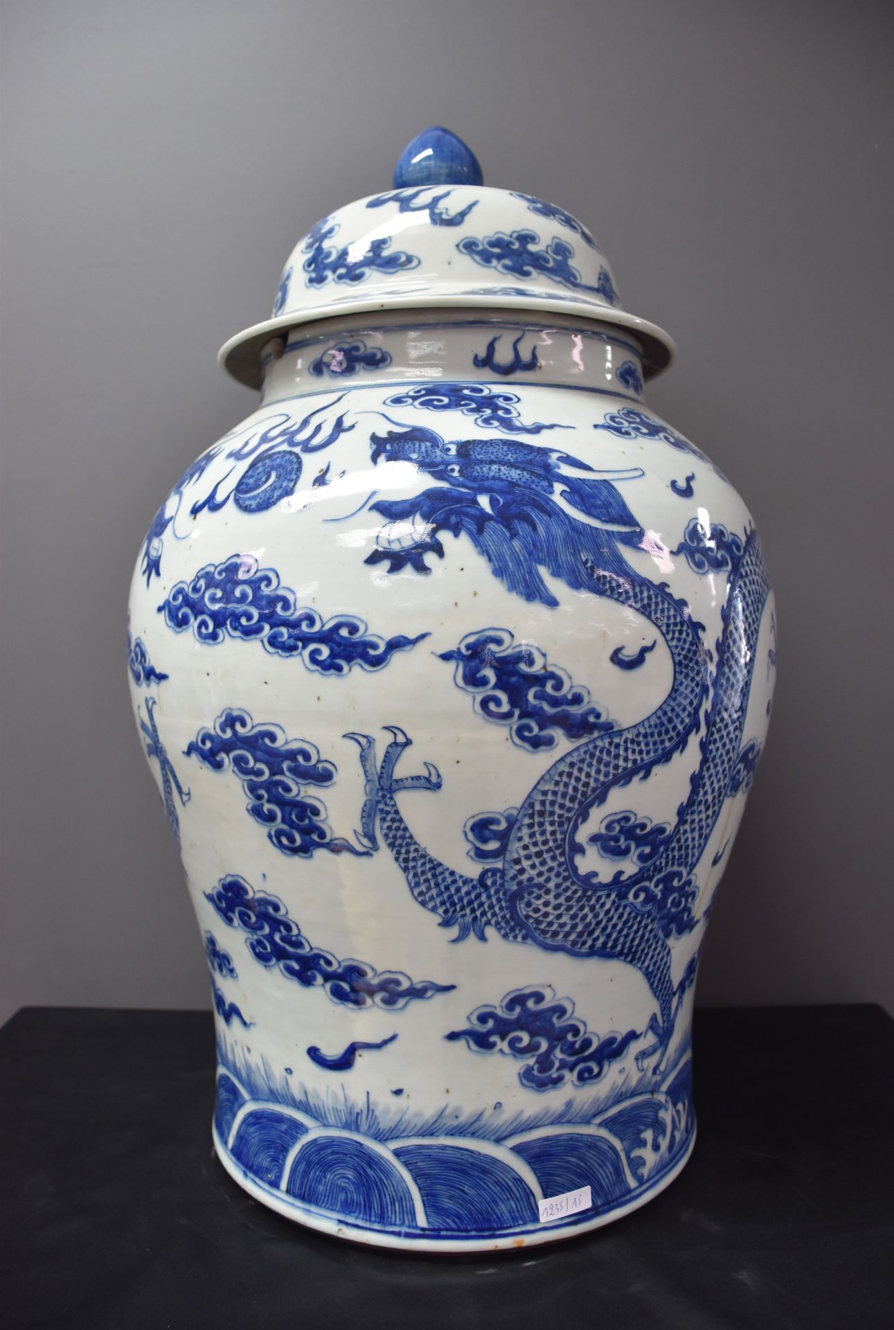 Null Important covered vase with dragons. Damaged. Height : 63 cm.