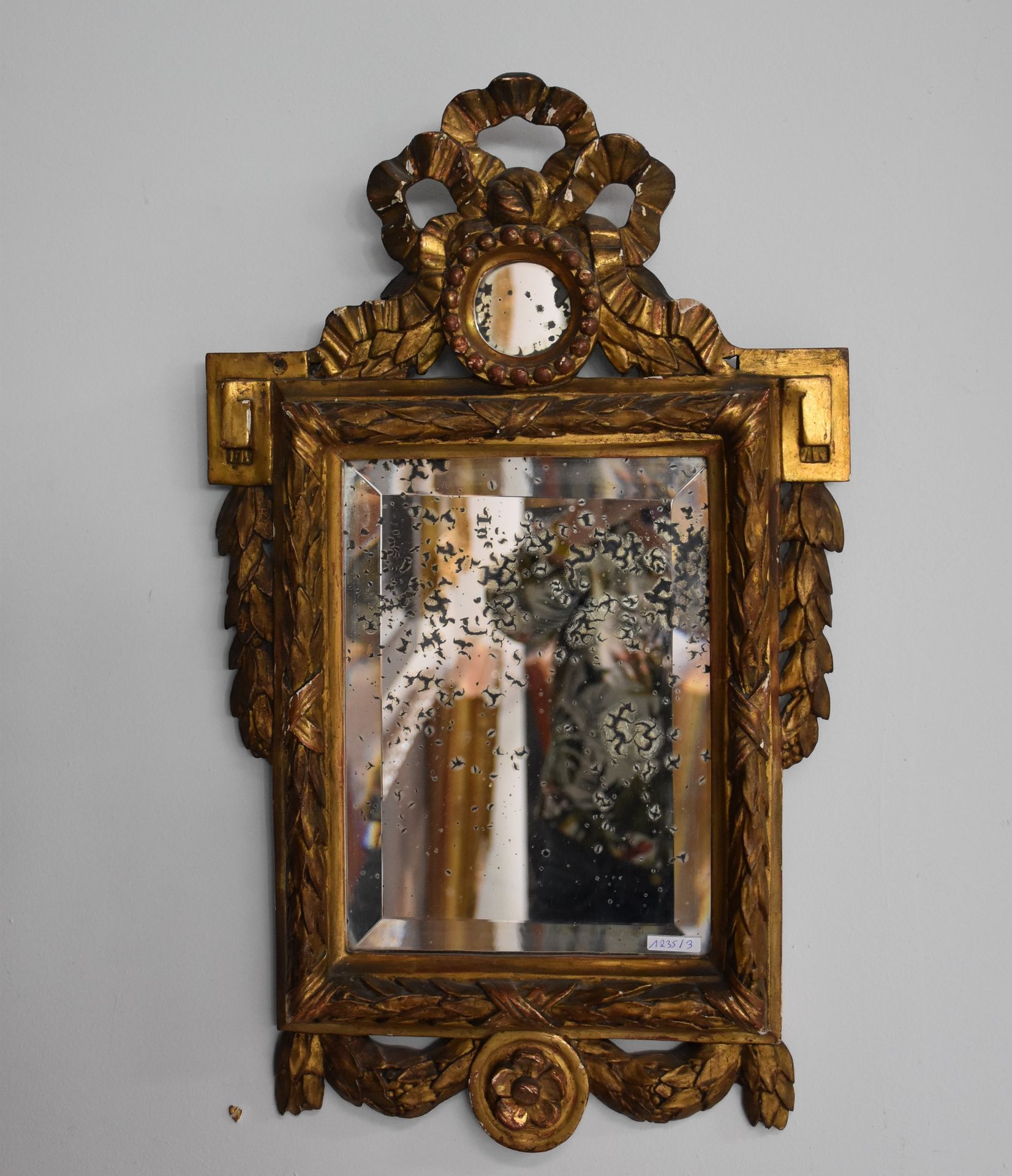 Null Un piccolo specchio in legno dorato del periodo Luigi XVI. Altezza: 60 cm.