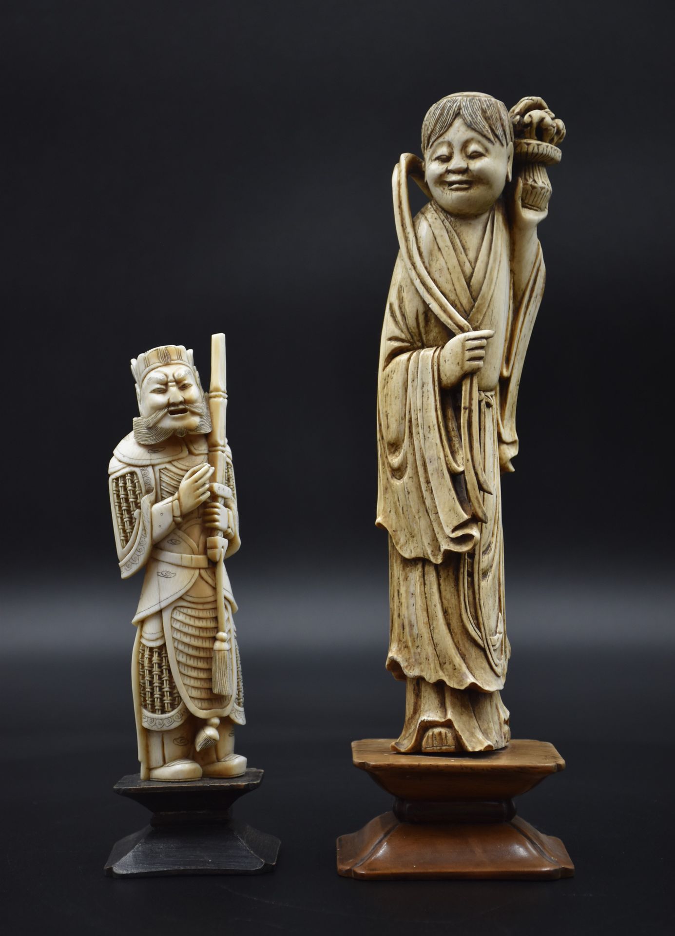 Null Lot de deux sculptures en ivoire chinois vers 1900. Ht : 25 cm et 17 cm.