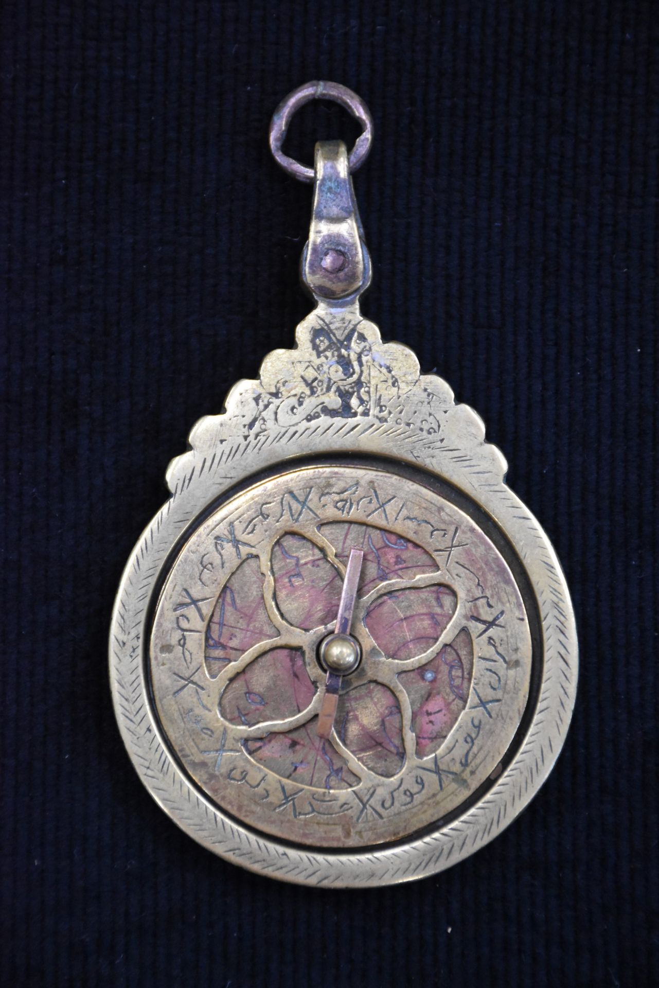 Null Astrolabe perse en laiton ciselé. Dimensions : 6,5 x 10,5 cm.