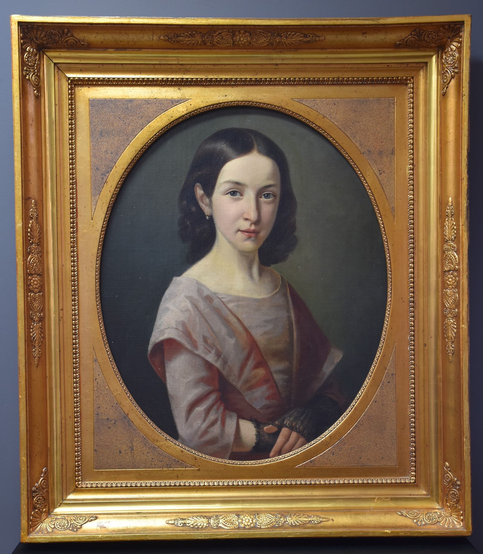 Null 1820年左右的年轻女孩的肖像。布面油画，装在当时美丽的镀金框架中。画布尺寸：58 x 48厘米。总尺寸：80 x 70厘米。