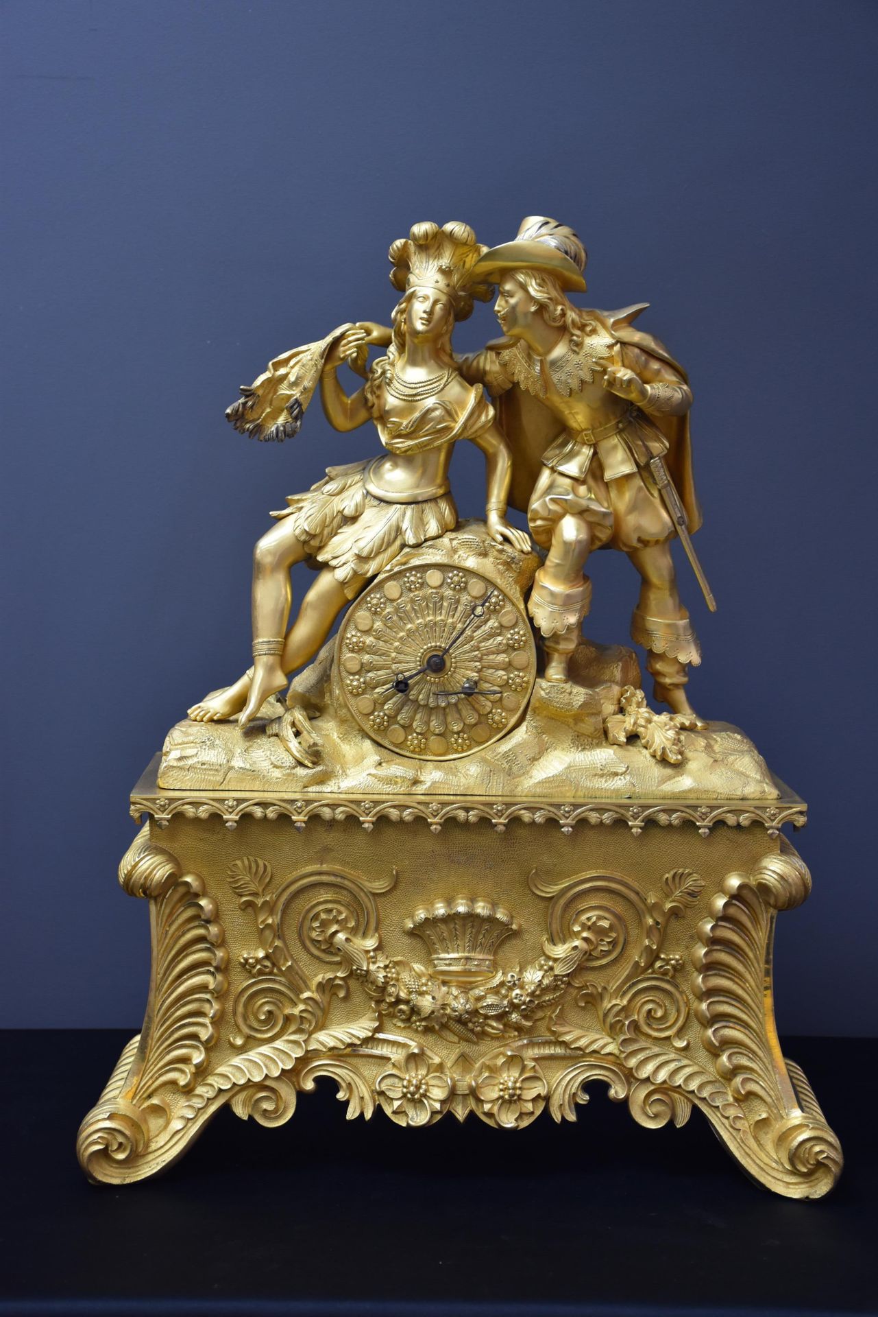 Null Gilt bronze clock circa 1830. The Amerindian and the colonist of the XVIIth&hellip;