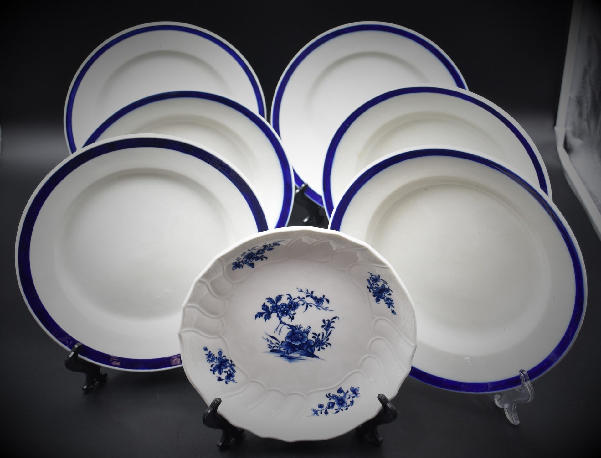 Null Juego de seis platos de porcelana de Tournai con borde azul. Se incluye un &hellip;